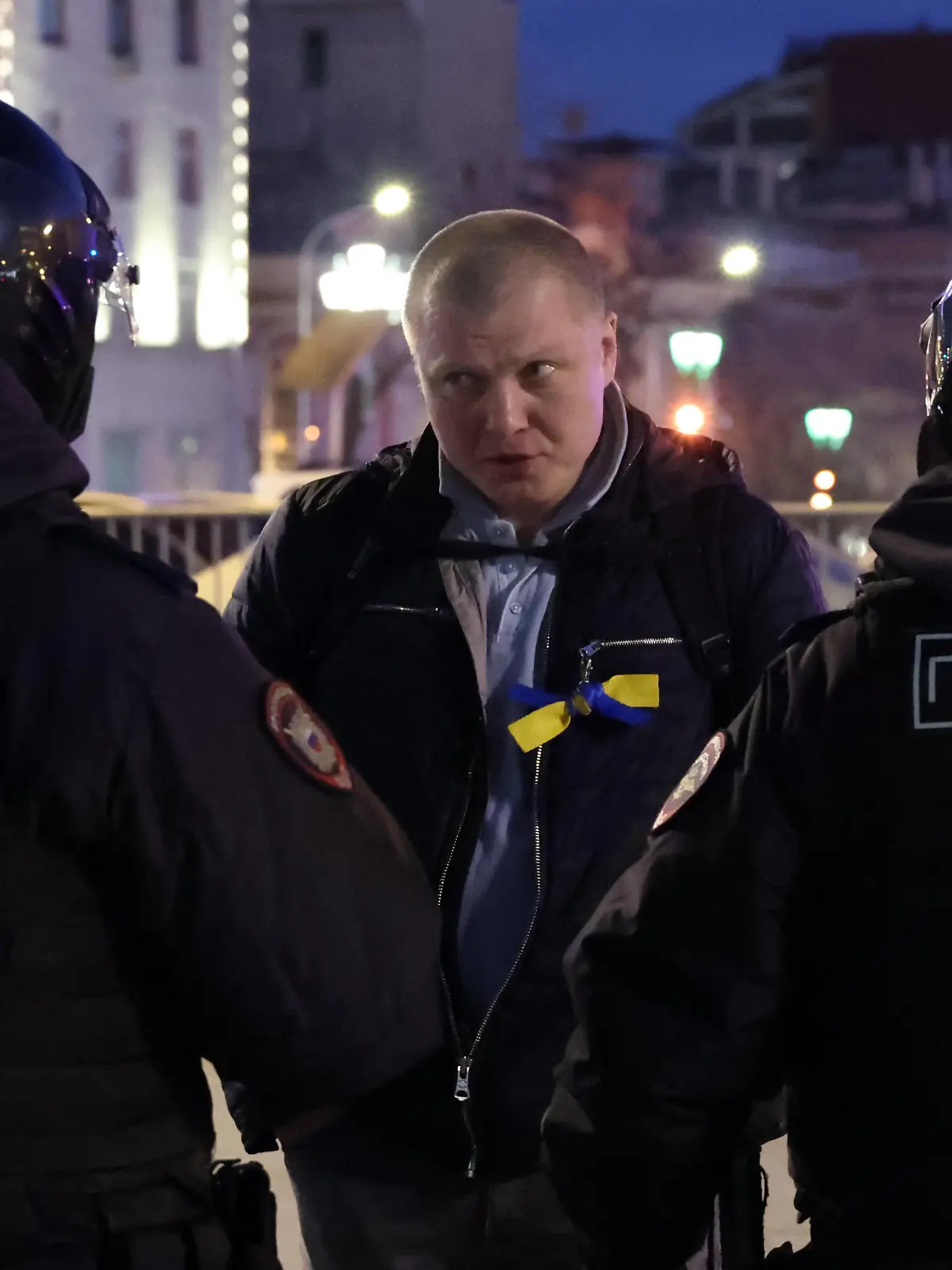 Ukraine-Konflikt, Moskau, Festnahmen bei Demo gegen Militäreinsatz in der Ukraine  MOSCOW, RUSSIA - MARCH 3, 2022: Law enforcement officers approach a man during an unsanctioned protest against the military operation in Ukraine. Early on February 24, President Putin announced the start of a special military operation by the Russian Armed Forces in response to appeals for help from the leaders of the Donetsk and Lugansk Peoples Republics. Vyacheslav Prokofyev/TASS PUBLICATIONxINxGERxAUTxONLY TS126421