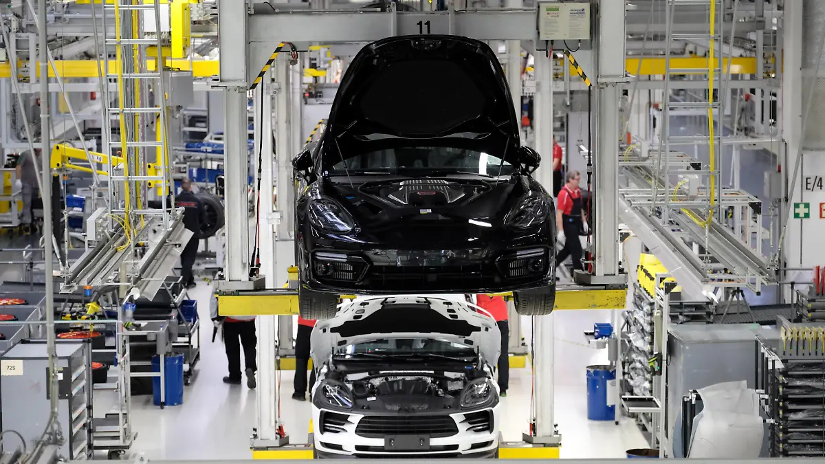 Porsche Werk Leipzig Produktion von Porsche Panamera (oben) und Porsche Macan im Porsche Werk Leipzig (Sachsen)