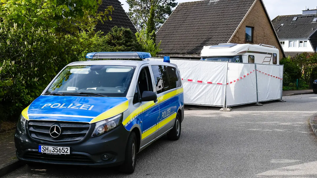 20.05.2021, Schleswig-Holstein, Dänischenhagen: Ein Streifenwagen der Polizei steht am Haus, in dem am 19.05.2021 zwei Tote gefunden wurden. In dem Ort bei Kiel sind in einer Doppelhaushälfte zwei Menschen getötet worden. Foto: Frank Molter/dpa +++ dpa-Bildfunk +++