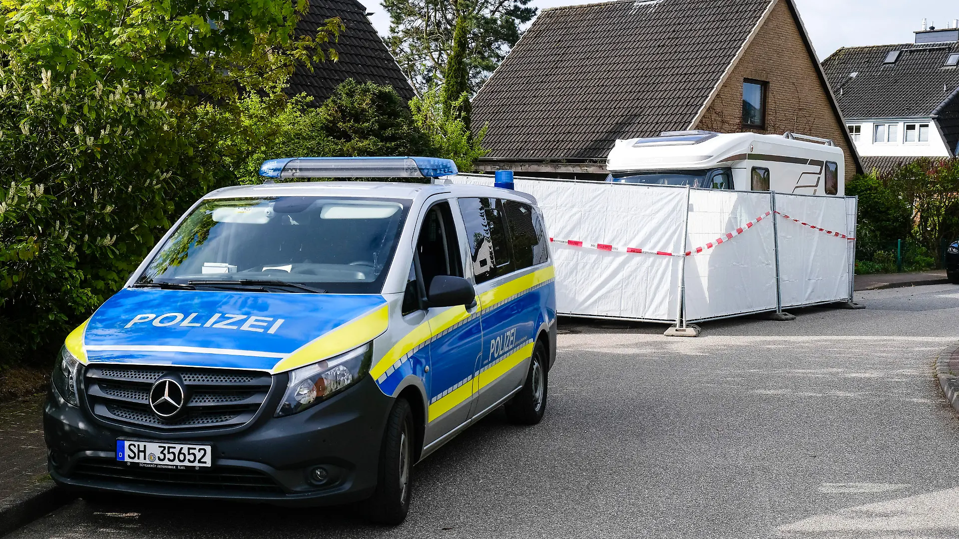 20.05.2021, Schleswig-Holstein, Dänischenhagen: Ein Streifenwagen der Polizei steht am Haus, in dem am 19.05.2021 zwei Tote gefunden wurden. In dem Ort bei Kiel sind in einer Doppelhaushälfte zwei Menschen getötet worden. Foto: Frank Molter/dpa +++ dpa-Bildfunk +++