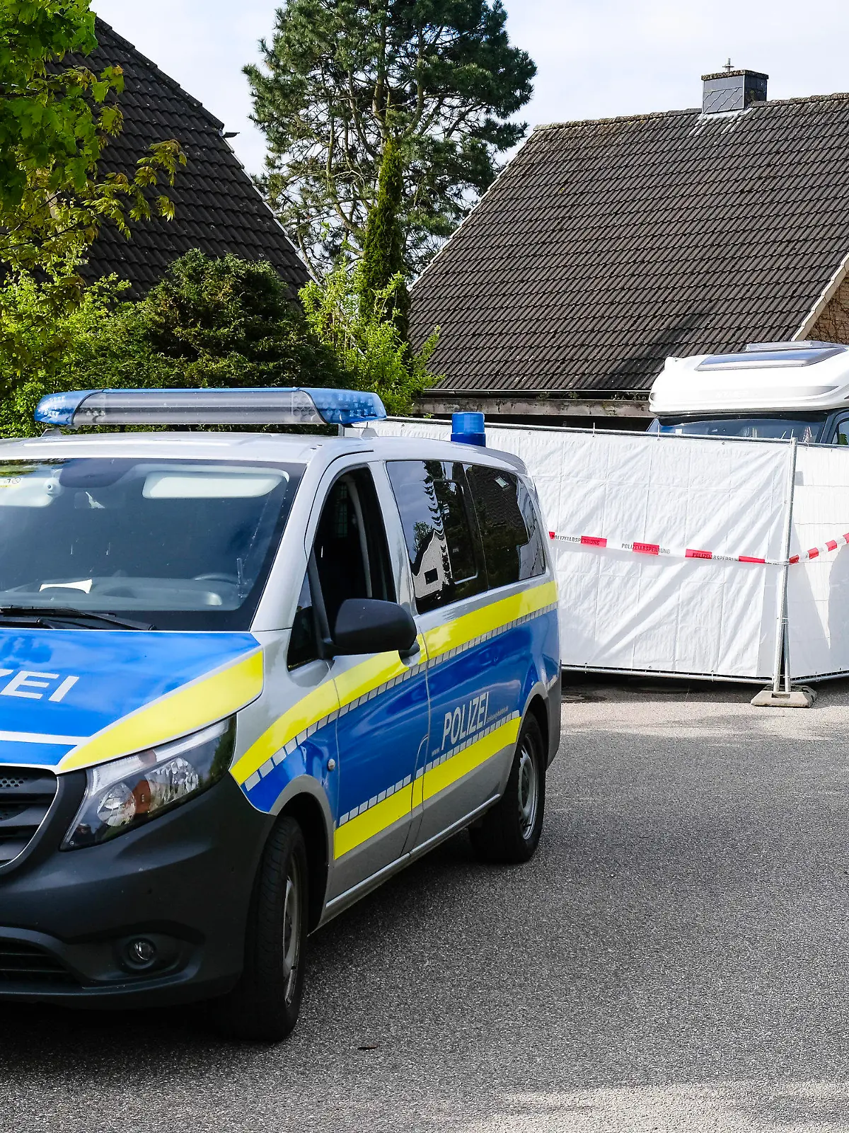 20.05.2021, Schleswig-Holstein, Dänischenhagen: Ein Streifenwagen der Polizei steht am Haus, in dem am 19.05.2021 zwei Tote gefunden wurden. In dem Ort bei Kiel sind in einer Doppelhaushälfte zwei Menschen getötet worden. Foto: Frank Molter/dpa +++ dpa-Bildfunk +++
