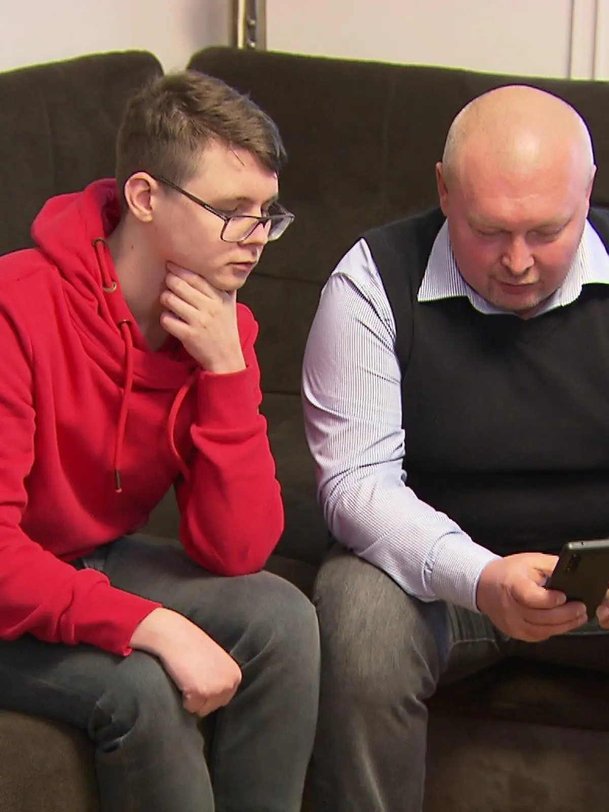 Nach Stunden voller Angst können Anton und sein Vater Andriy endlich zusammen in Sicherheit auf der Couch sitzen.