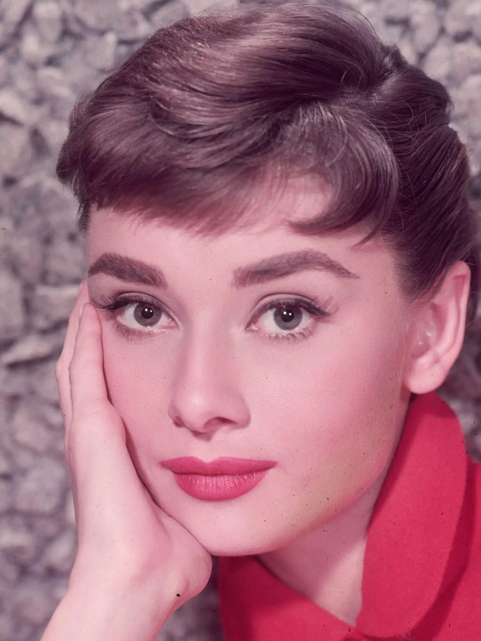 Schauspielerin und Hollywood-Legende Audrey Hepburn hat's vorgemacht und die Mikro-Bangs getragen.