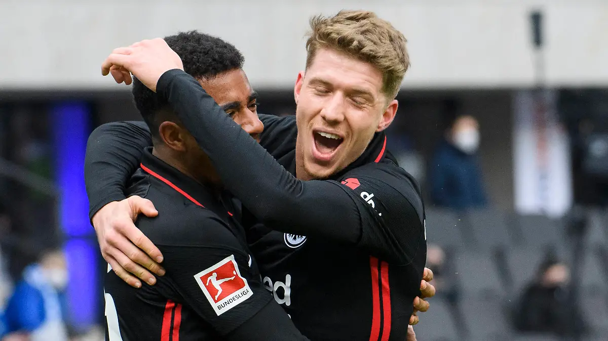  v.l. Ansgar Knauff Eintracht Frankfurt, 36, Kristijan Jakic Eintracht Frankfurt, 06, Tor, Torjubel nach 0:1 GER, Hertha BSC vs Eintracht Frankfurt, Fussball, Bundesliga, 25. Spieltag, Spielzeit 2021/2022, 05.03.2022, DFL REGULATIONS PROHIBIT ANY USE OF PHOTOGRAPHS AS IMAGE SEQUENCES AND/OR QUASI-VIDEO, 05.03.2022, GER, Hertha BSC vs Eintracht Frankfurt, Fussball, Bundesliga, 25. Spieltag, Spielzeit 2021/2022, 05.03.2022 Berlin *** v l Ansgar Knauff Eintracht Frankfurt, 36 , Kristijan Jakic Eintracht Frankfurt, 06 , Goal, goal celebration after 0 1 GER, Hertha BSC vs Eintracht Frankfurt, Football, Bundesliga, 25 Matchday, Season 2021 2022, 05 03 2022, DFL REGULATES PROHIBIT ANY USE OF PHOTOGRAPHS AS IMAGE SEQUENCES AND OR QUASI VIDEO, 05 03 2022, GER, Hertha BSC vs Eintracht Frankfurt, Football, Bundesliga, 25 Spieltag, Spielzeit 2021 2022, 05 03 2022 Berlin Copyright: xUwexKoch/Eibner-Pressefotox EP_EER