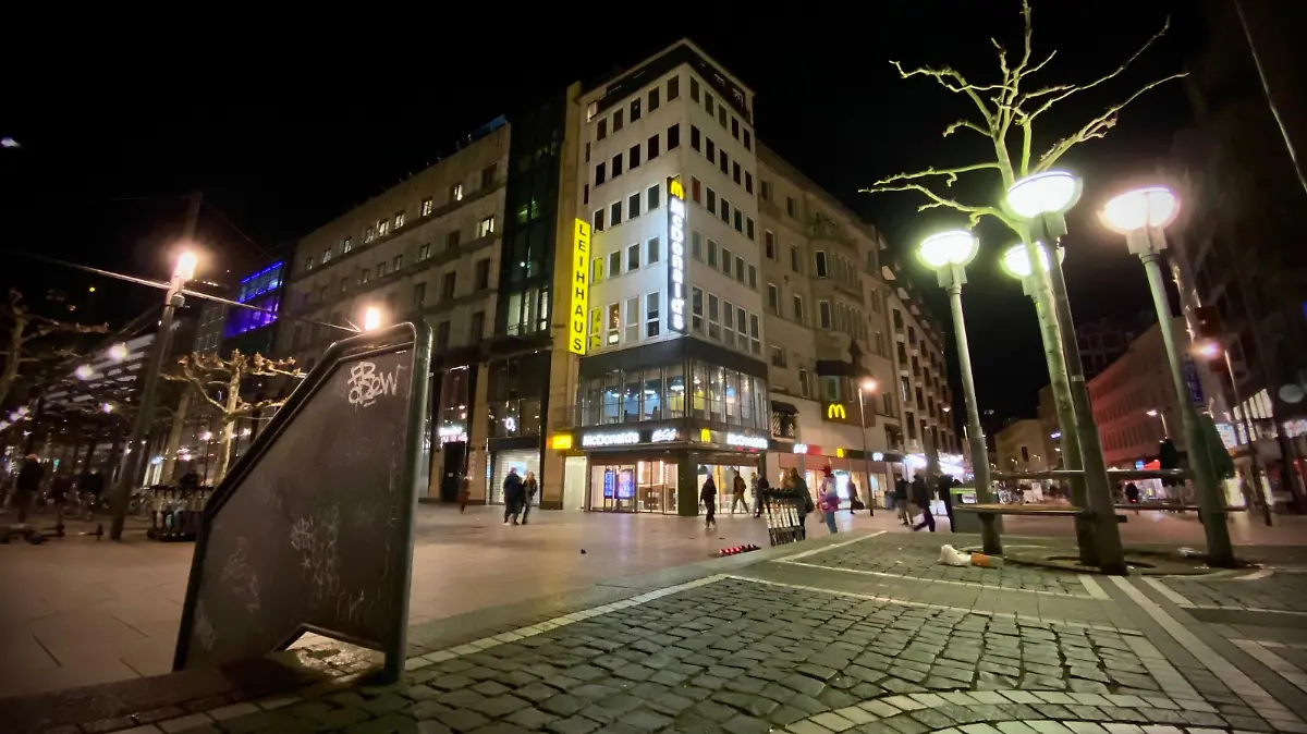 Dragqueen Electra Pain wird an der Konstablerwache in Frankfurt Opfer einer Pfefferspray-Attacke.