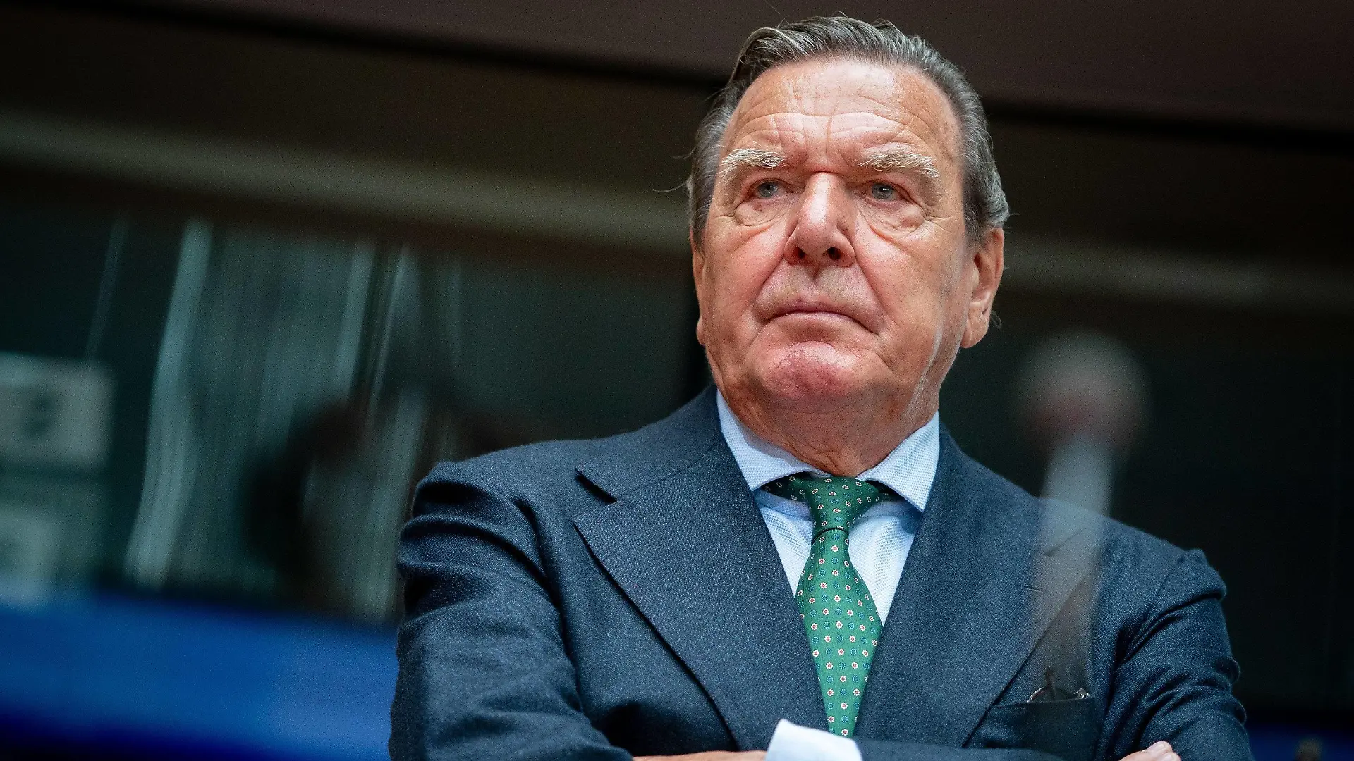 ARCHIV - 01.07.2020, Berlin: Gerhard Schröder (SPD), ehemaliger Bundeskanzler und jetziger Leiter Verwaltungsrat Nord Stream 2, wartet auf den Beginn der Anhörung im Wirtschaftsausschuss des Bundestags zum Pipeline-Projekt Nord Stream 2 im Sitzungssaal. Rund elf Monate vor der nächsten Bundestagswahl erwartet Schröder eine schwarz-grüne Koalition im Bund - auch im Fall von Merz als Unionskanzlerkandidat. Foto: Kay Nietfeld/dpa +++ dpa-Bildfunk +++