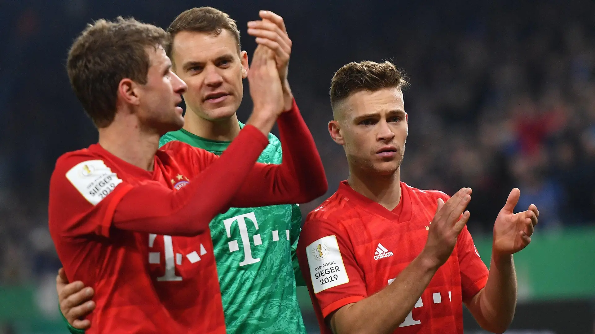 ARCHIV - 03.03.2020, Nordrhein-Westfalen, Gelsenkirchen: Fußball: DFB-Pokal, FC Schalke 04 - Bayern München, Viertelfinale in der Veltins Arena: Thomas Müller, Torhüter Manuel Neuer und Joshua Kimmich von Bayern nach dem Spiel. (zu dpa: «Bayern-Stars und Chefs verzichten auf 20 Prozent ihrer Gehälter») Foto: Bernd Thissen/dpa - WICHTIGER HINWEIS: Gemäß den Vorgaben der DFL Deutsche Fußball Liga bzw. des DFB Deutscher Fußball-Bund ist es untersagt, in dem Stadion und/oder vom Spiel angefertigte Fotoaufnahmen in Form von Sequenzbildern und/oder videoähnlichen Fotostrecken zu verwerten bzw. verwerten zu lassen. +++ dpa-Bildfunk +++