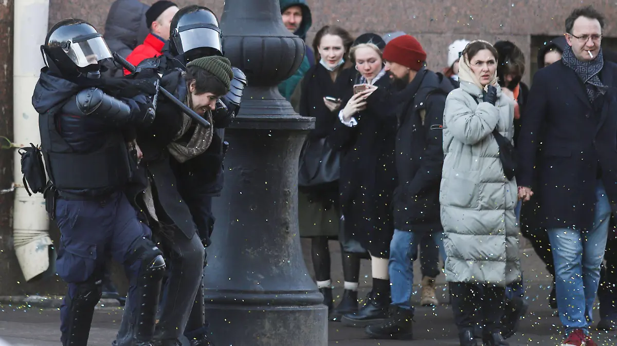 March 6, 2022, Saint Petersburg, Russia: Police Officers detain a protestor during a demonstration against the Russian military operation in Ukraine. Saint Petersburg Russia - ZUMAs197 20220306_zaa_s197_174 Copyright: xStringerx
