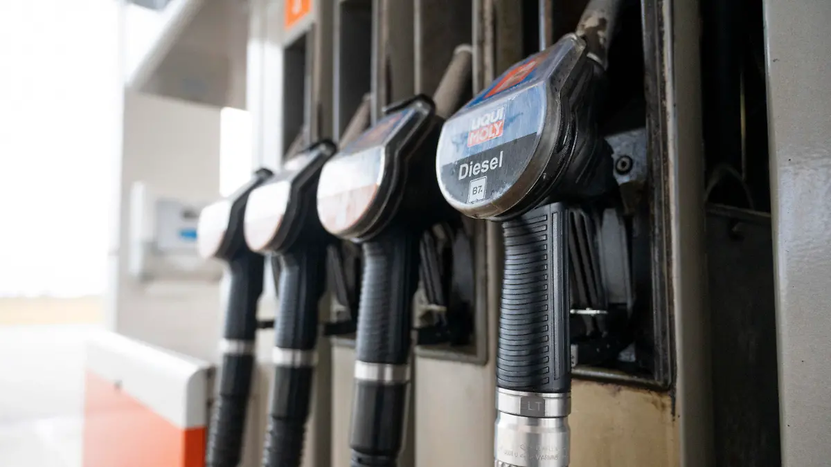 ARCHIV - 05.02.2022, Brandenburg, Seelow: An einer Tankstelle in Seelow in der Nähe der polnischen Grenze steht eine Zapfsäule. Die Inflation in Deutschland hat im Februar wieder die Marke von fünf Prozent überschritten. (zu dpa «Inflation im Februar bei 5,1 Prozent - Energiepreise gestiegen») Foto: Christophe Gateau/dpa +++ dpa-Bildfunk +++