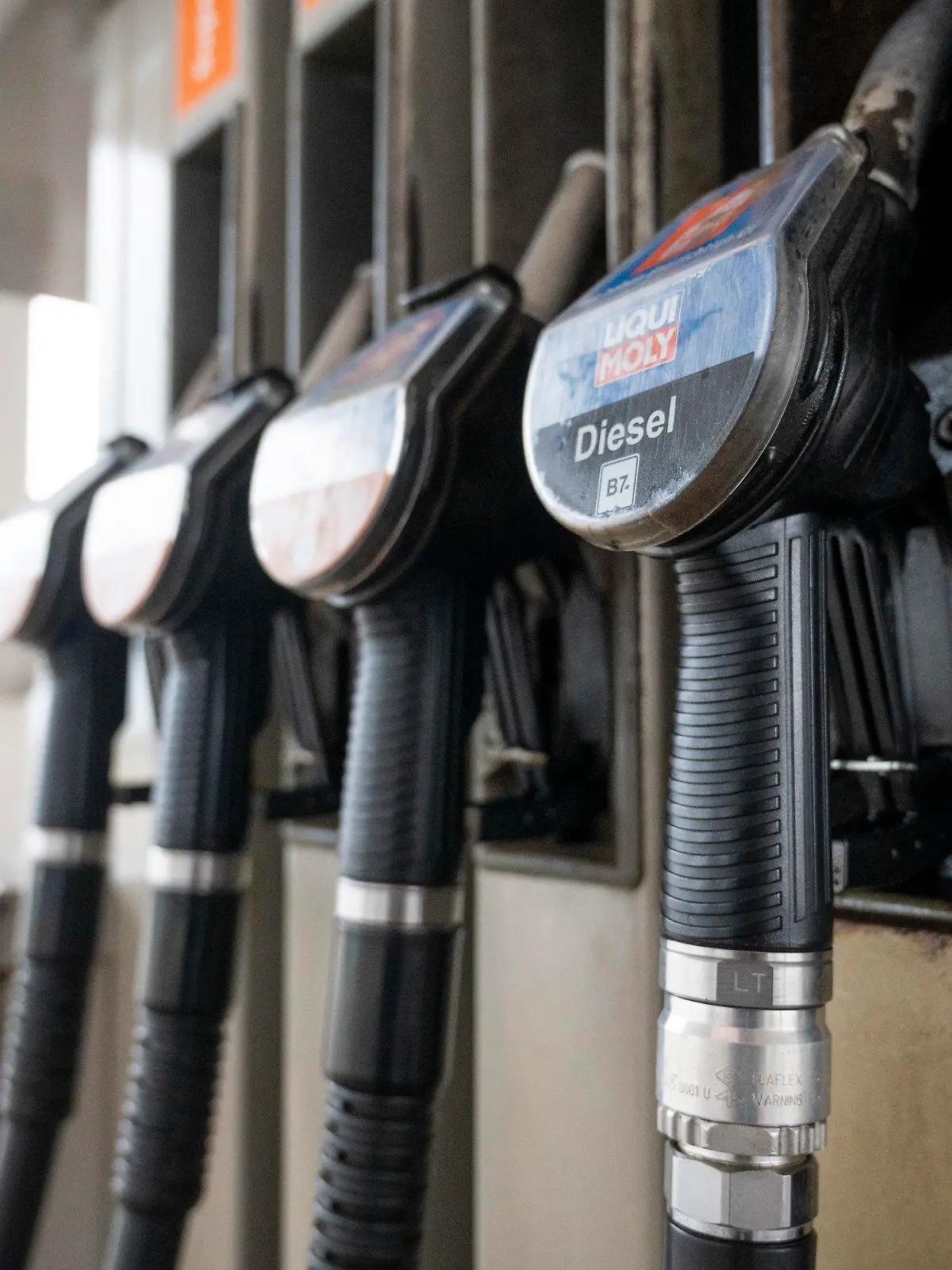 ARCHIV - 05.02.2022, Brandenburg, Seelow: An einer Tankstelle in Seelow in der Nähe der polnischen Grenze steht eine Zapfsäule. Die Inflation in Deutschland hat im Februar wieder die Marke von fünf Prozent überschritten. (zu dpa «Inflation im Februar bei 5,1 Prozent - Energiepreise gestiegen») Foto: Christophe Gateau/dpa +++ dpa-Bildfunk +++