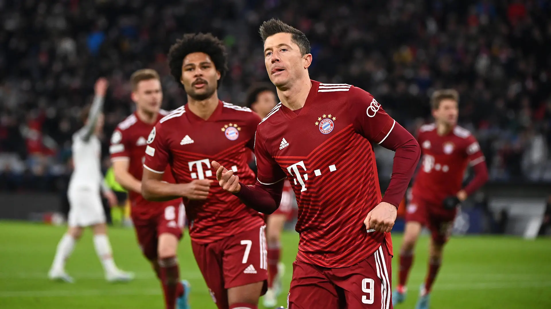 Fussball, Herren, Saison 2021/2022, Champions League Achtelfinale, Rückspiel, FC Bayern München - RB Salzburg, v. l. Serge Gnabry FC Bayern München, Robert Lewandowski FC Bayern München, Jubel nach Tor zum 1:0, 08.03. 2022, *** Football, men, season 2021 2022, Champions League round of 16, second leg , FC Bayern München RB Salzburg, v l Serge Gnabry FC Bayern München , Robert Lewandowski FC Bayern München , cheering after goal to 1 0, 08 03 2022, Copyright: xMatthiasxKochx