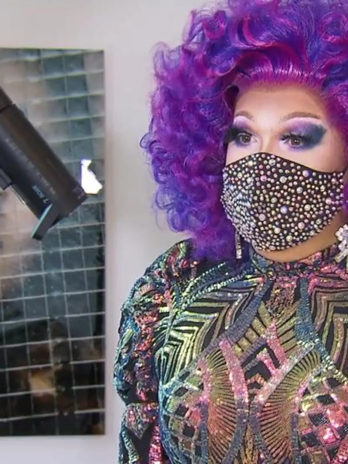 Bild zu: "Dragqueen wird von Männern angegriffen"