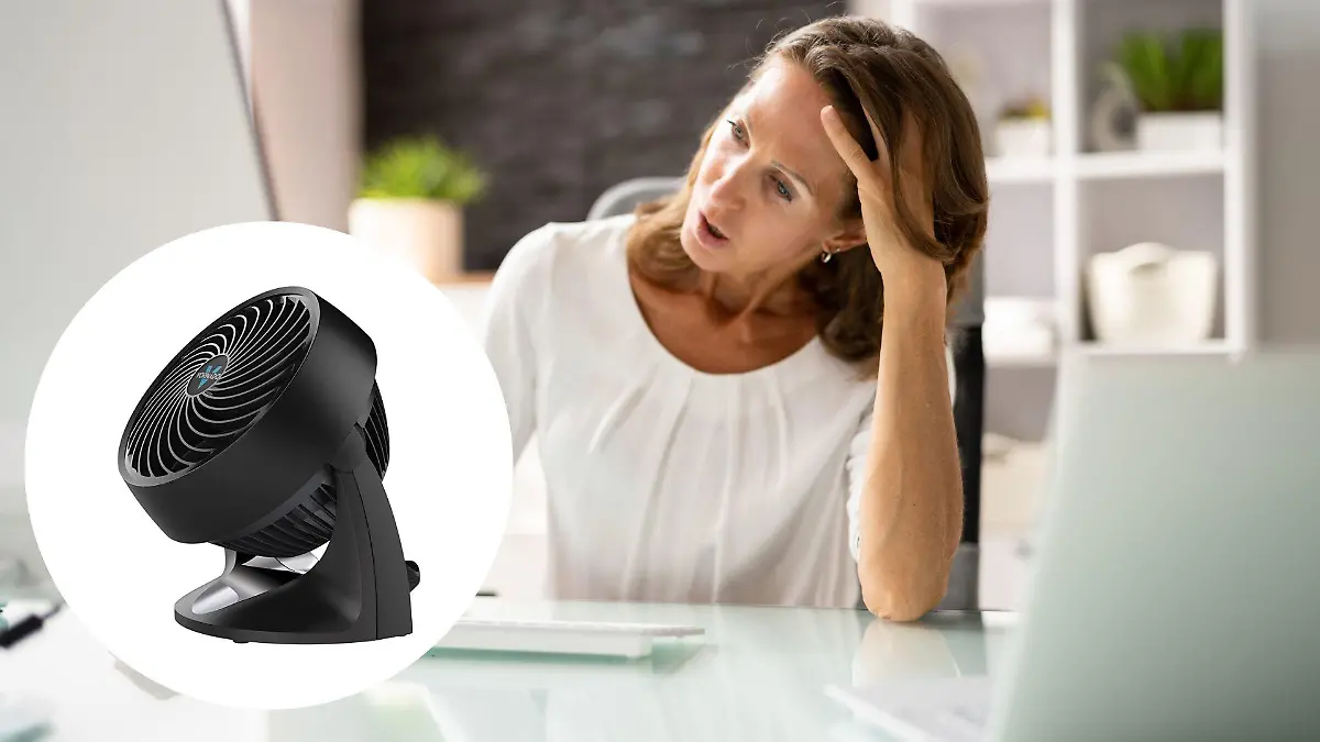 Frau schwitzt an ihrem Schreibtisch