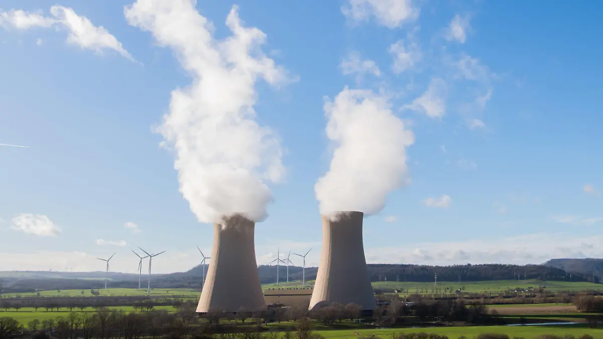 21.01.2021, Niedersachsen, Emmerthal: Dampf steigt aus den Kühltürmen des Atomkraftwerks (AKW) Grohnde im Landkreis Hameln-Pyrmont auf. Foto: Julian Stratenschulte/dpa +++ dpa-Bildfunk +++