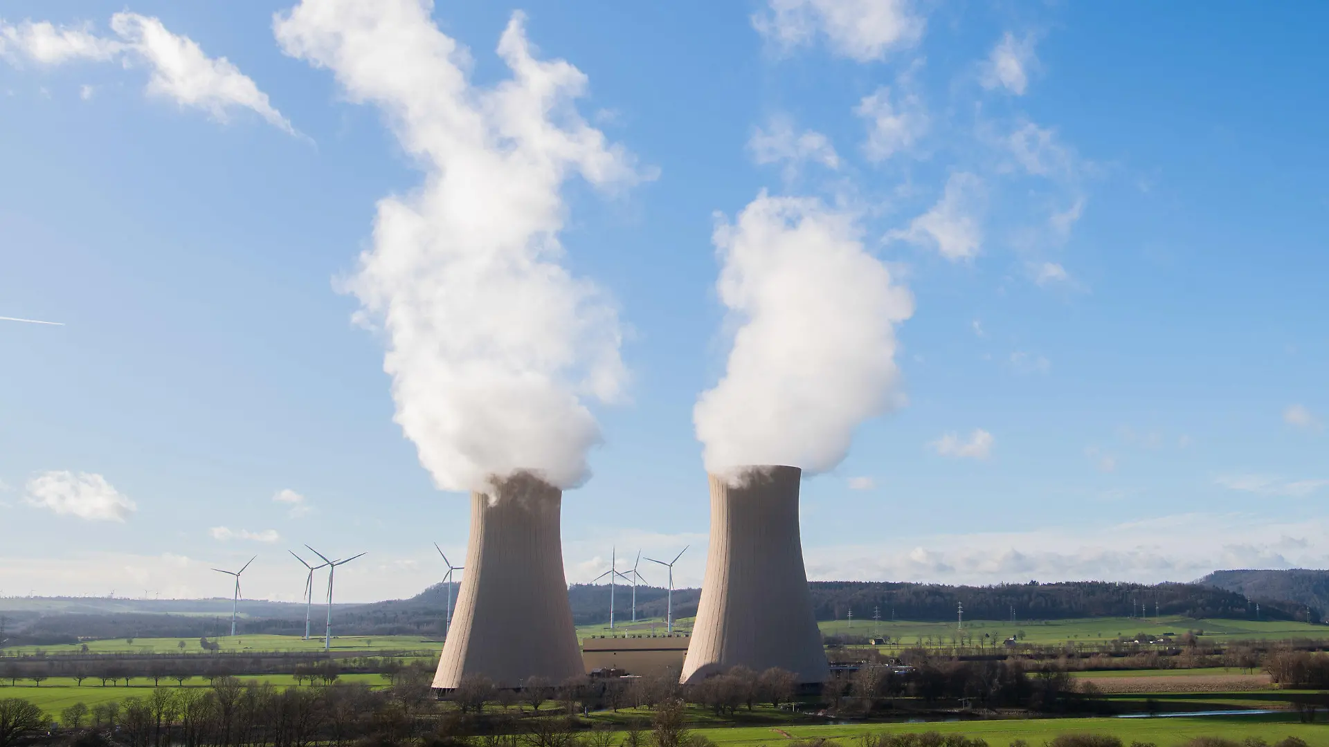 21.01.2021, Niedersachsen, Emmerthal: Dampf steigt aus den Kühltürmen des Atomkraftwerks (AKW) Grohnde im Landkreis Hameln-Pyrmont auf. Foto: Julian Stratenschulte/dpa +++ dpa-Bildfunk +++