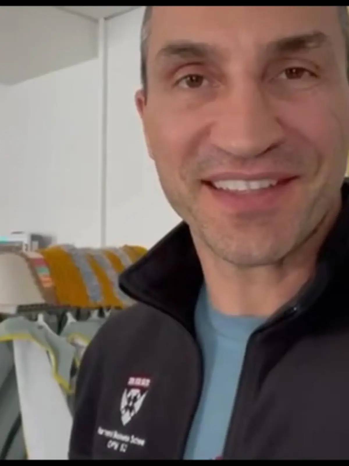 „Das Leben geht weiter“ sagt der ehemalig Box-Weltmeister Wladimir Klitschko hier im Video. In diesen schweren Zeiten ist der Besuch auf einer Entbindungsstation in Kiew für ihn ein kleiner Trost…