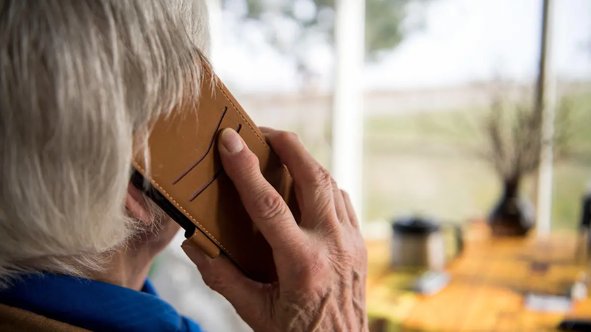ARCHIV - 06.03.2018, Baden-Württemberg, Mühlacker: Eine Seniorin telefoniert mit ihrem Smartphone. Bei dem Projekt «Fünf Minuten Kultur zum Zuhören» wird am Telefon vorgelesen oder musiziert. (zu dpa «Fünf Minuten Kultur am Telefon») Foto: Sebastian Gollnow/dpa +++ dpa-Bildfunk +++