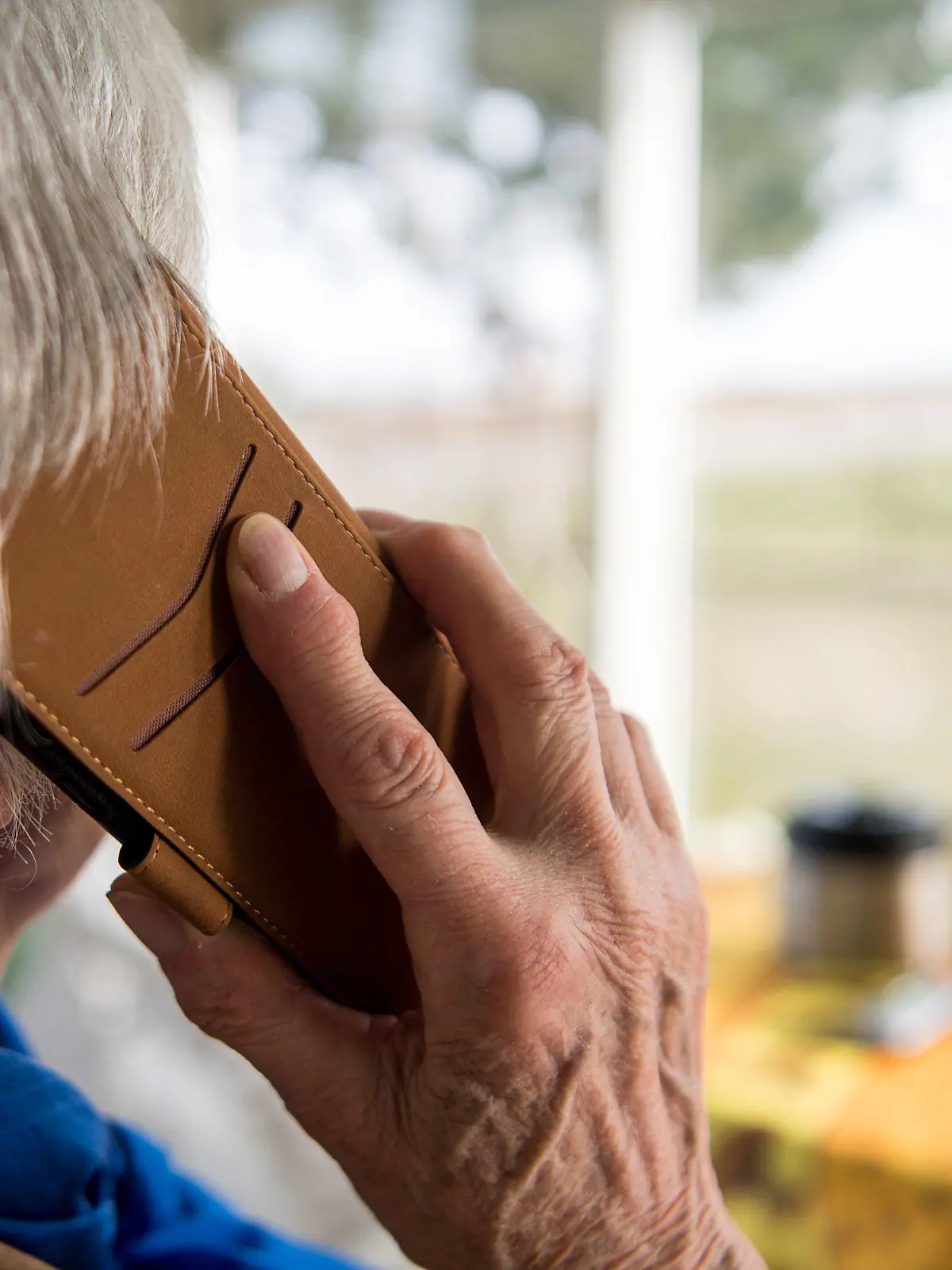 ARCHIV - 06.03.2018, Baden-Württemberg, Mühlacker: Eine Seniorin telefoniert mit ihrem Smartphone. Bei dem Projekt «Fünf Minuten Kultur zum Zuhören» wird am Telefon vorgelesen oder musiziert. (zu dpa «Fünf Minuten Kultur am Telefon») Foto: Sebastian Gollnow/dpa +++ dpa-Bildfunk +++