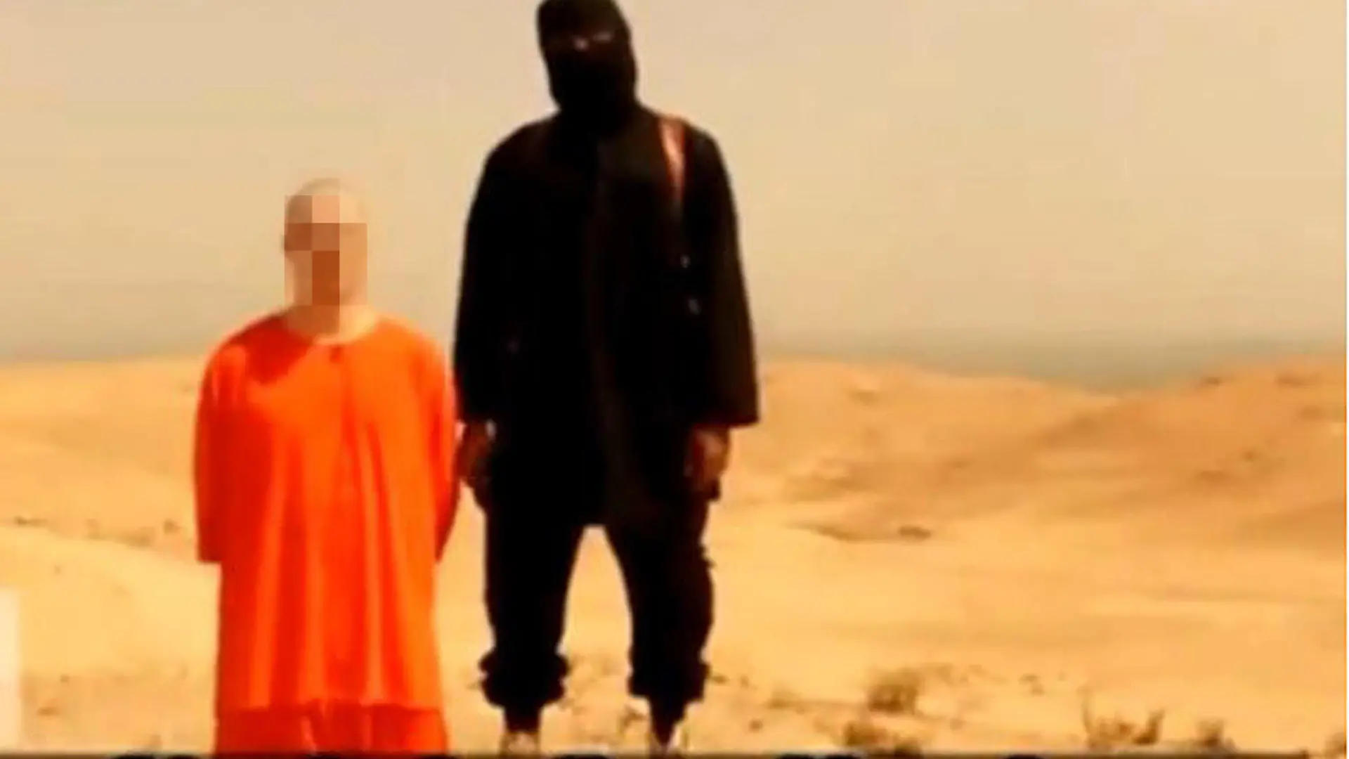 Screenshot eines Videos, das von der Terrormiliz Islamischer Staat (IS) aufgenommen worden sein soll und angeblich die Enthauptung des US-Fotografen James Foley zeigt. Der Reporter wird nach Angaben seiner Unterstützer seit 2012 vermisst. Er habe sich zuletzt in Syrien aufgehalten. Foto: dpa ACHTUNG: Das Gesicht wurde aus persönlichkreitsrechtlichen Gründen gepixelt. DPA nutzt das Bild von einer alternativen Quelle und kann keine Gewähr für den Wahrheitsgehalt und den genauen Ort geben - Nur zur redaktionellen Verwendung - Bestmögliche Qualität +++(c) dpa - Bildfunk+++