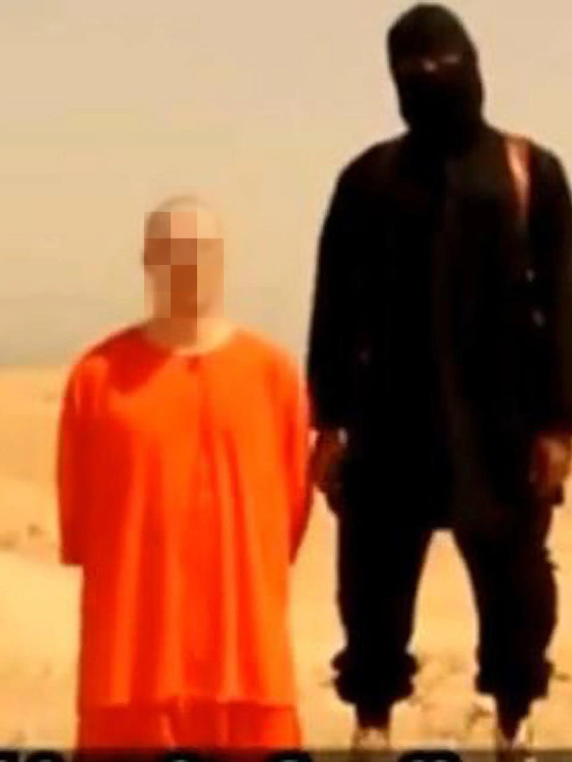 Screenshot eines Videos, das von der  Terrormiliz Islamischer Staat (IS) aufgenommen worden sein soll und angeblich die Enthauptung des US-Fotografen James Foley zeigt. Der Reporter wird nach Angaben seiner Unterstützer seit 2012 vermisst. Er habe sich zuletzt in Syrien aufgehalten. Foto: dpa  ACHTUNG: Das Gesicht wurde aus persönlichkreitsrechtlichen Gründen gepixelt. DPA nutzt das Bild von einer alternativen Quelle und kann keine Gewähr für den Wahrheitsgehalt und den genauen Ort geben - Nur zur redaktionellen Verwendung - Bestmögliche Qualität +++(c) dpa - Bildfunk+++