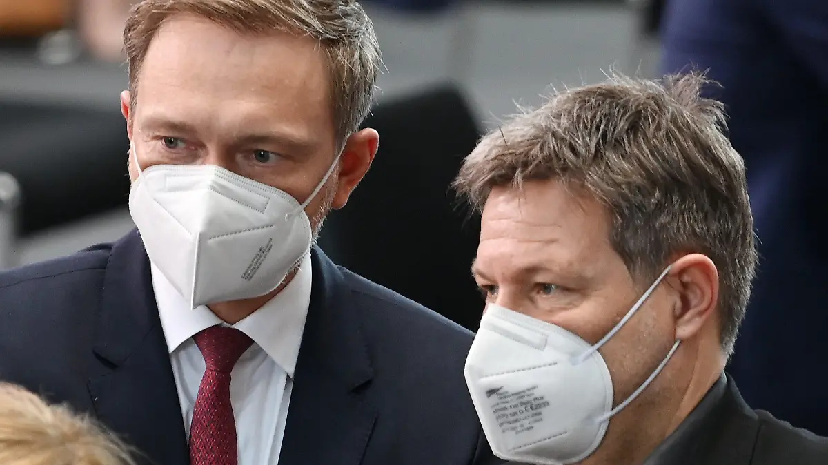 13.02.2022, Berlin: Christian Lindner (l), Bundesvorsitzender der FDP und Finanzminister, und Robert Habeck (Bündnis 90/Die Grünen), Bundesminister für Wirtschaft und Energie, tragen FFP2-Masken bei der Wahl des Bundespräsidenten durch die Bundesversammlung im Paul-Löbe-Haus. Foto: Britta Pedersen/dpa-Zentralbild/dpa +++ dpa-Bildfunk +++