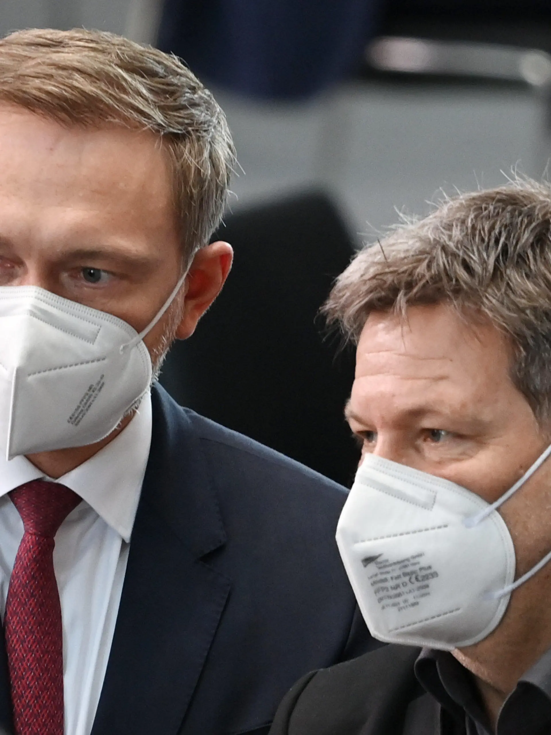 13.02.2022, Berlin: Christian Lindner (l), Bundesvorsitzender der FDP und Finanzminister, und Robert Habeck (Bündnis 90/Die Grünen), Bundesminister für Wirtschaft und Energie, tragen FFP2-Masken bei der Wahl des Bundespräsidenten durch die Bundesversammlung im Paul-Löbe-Haus. Foto: Britta Pedersen/dpa-Zentralbild/dpa +++ dpa-Bildfunk +++
