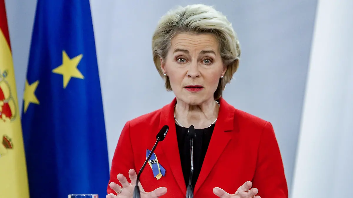 05.03.2022, Spanien, Madrid: Ursula von der Leyen (l), Präsidentin der Europäischen Kommission, spricht nach ihrem Treffen mit dem spanischen Ministerpräsidenten Sanchez auf einer Pressekonferenz. Russlands Krieg gegen die Ukraine wird nach Einschätzung von EU-Kommissionschefin von der Leyen mehrere Millionen Flüchtlingen zur Folge haben. Zudem müsse die EU unabhängiger von Gas, Öl und Kohle aus Russland werden. Auch der spanische Ministerpräsident Sanchez sagte, «dass im Energiebereich dringend Maßnahmen ergriffen werden müssen». «Gemeinsam haben wir heute einige Vorschläge aus Spanien geprüft, um dieser Spirale steigender Energiepreise ein Ende zu setzen.» Foto: Ricardo Rubio/EUROPA PRESS/dpa +++ dpa-Bildfunk +++