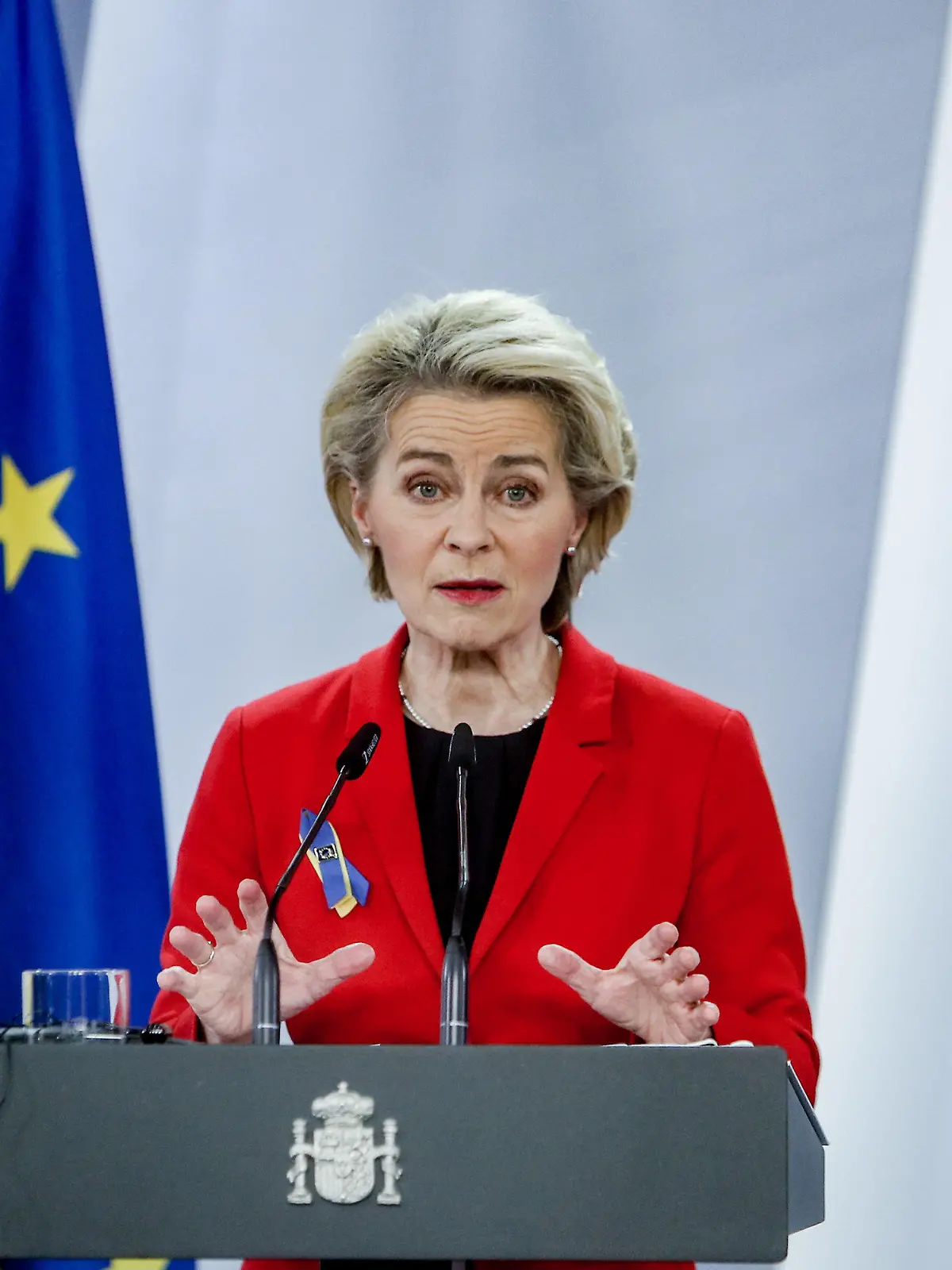 05.03.2022, Spanien, Madrid: Ursula von der Leyen (l), Präsidentin der Europäischen Kommission, spricht nach ihrem Treffen mit dem spanischen Ministerpräsidenten Sanchez auf einer Pressekonferenz. Russlands Krieg gegen die Ukraine wird nach Einschätzung von EU-Kommissionschefin von der Leyen mehrere Millionen Flüchtlingen zur Folge haben. Zudem müsse die EU unabhängiger von Gas, Öl und Kohle aus Russland werden. Auch der spanische Ministerpräsident Sanchez sagte, «dass im Energiebereich dringend Maßnahmen ergriffen werden müssen». «Gemeinsam haben wir heute einige Vorschläge aus Spanien geprüft, um dieser Spirale steigender Energiepreise ein Ende zu setzen.» Foto: Ricardo Rubio/EUROPA PRESS/dpa +++ dpa-Bildfunk +++
