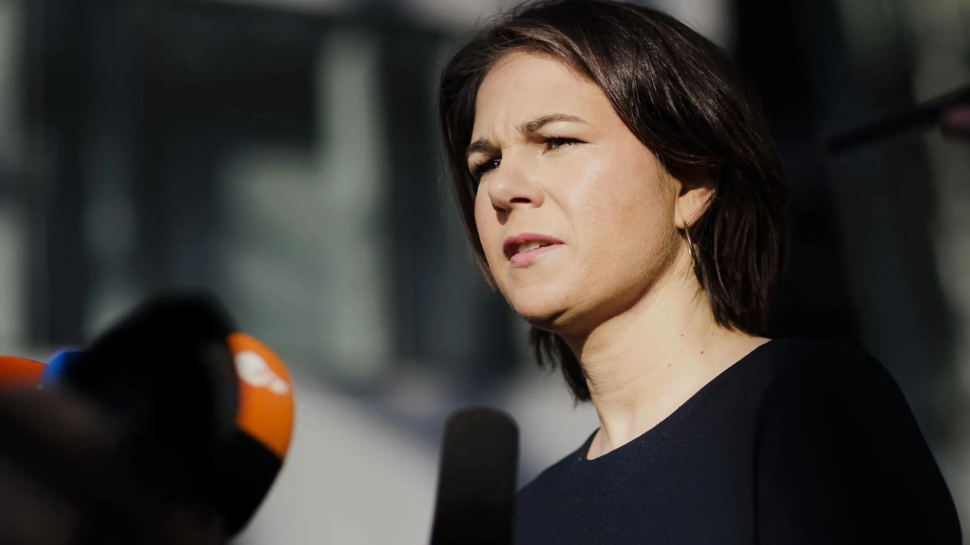 Annalena Baerbock Buendnis 90/Die Gruenen, Bundesaussenministerin, gibt bei ihrer Ankunft am NATO-Hauptquartier einen Doorstep. Baerbock reist zu Treffen der NATO-Aussenministerinnen und Aussenminister, sowie der G7-Aussenministerinnen und Aussenminister nach Bruessel. Bruessel, 04.03.2022 Bruessel Belgien *** Annalena Baerbock Buendnis 90 Die Gruenen , German Foreign Minister, gives a doorstep upon her arrival at NATO headquarters Baerbock travels to meetings of NATO Foreign Ministers, as well as G7 Foreign Ministers in Brussels Brussels, 04 03 2022 Brussels Belgium Copyright: xThomasxTrutschelx