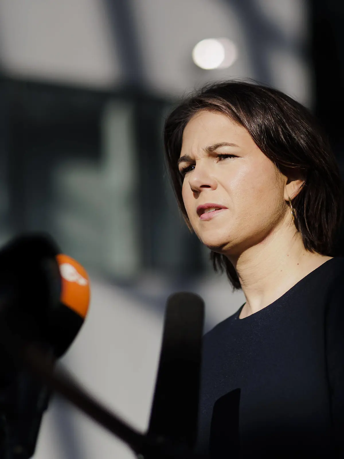 Annalena Baerbock Buendnis 90/Die Gruenen, Bundesaussenministerin, gibt bei ihrer Ankunft am NATO-Hauptquartier einen Doorstep. Baerbock reist zu Treffen der NATO-Aussenministerinnen und Aussenminister, sowie der G7-Aussenministerinnen und Aussenminister nach Bruessel. Bruessel, 04.03.2022 Bruessel Belgien *** Annalena Baerbock Buendnis 90 Die Gruenen , German Foreign Minister, gives a doorstep upon her arrival at NATO headquarters Baerbock travels to meetings of NATO Foreign Ministers, as well as G7 Foreign Ministers in Brussels Brussels, 04 03 2022 Brussels Belgium Copyright: xThomasxTrutschelx 