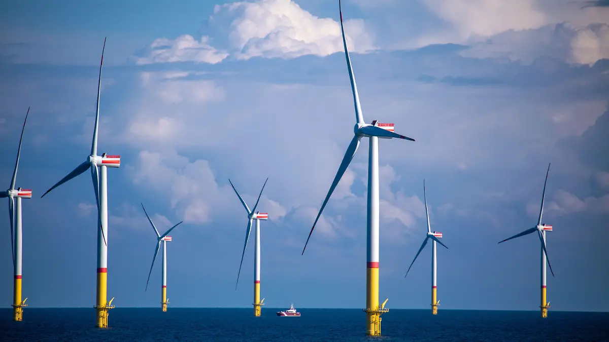 ARCHIV - 29.08.2020, Mecklenburg-Vorpommern, Mukran: Windräder zwischen den Inseln Rügen und Bornholm in der Ostsee. Wirtschaftsminister Reinhard Meyer (SPD) sieht die Industrie in Mecklenburg-Vorpommern in einem strukturellen Wandel. (zu: dpa « Wirtschaftsminister Meyer setzt bei Industrie-Ansiedlung auf Ökostrom») Foto: Jens Büttner/dpa-Zentralbild/dpa +++ dpa-Bildfunk +++