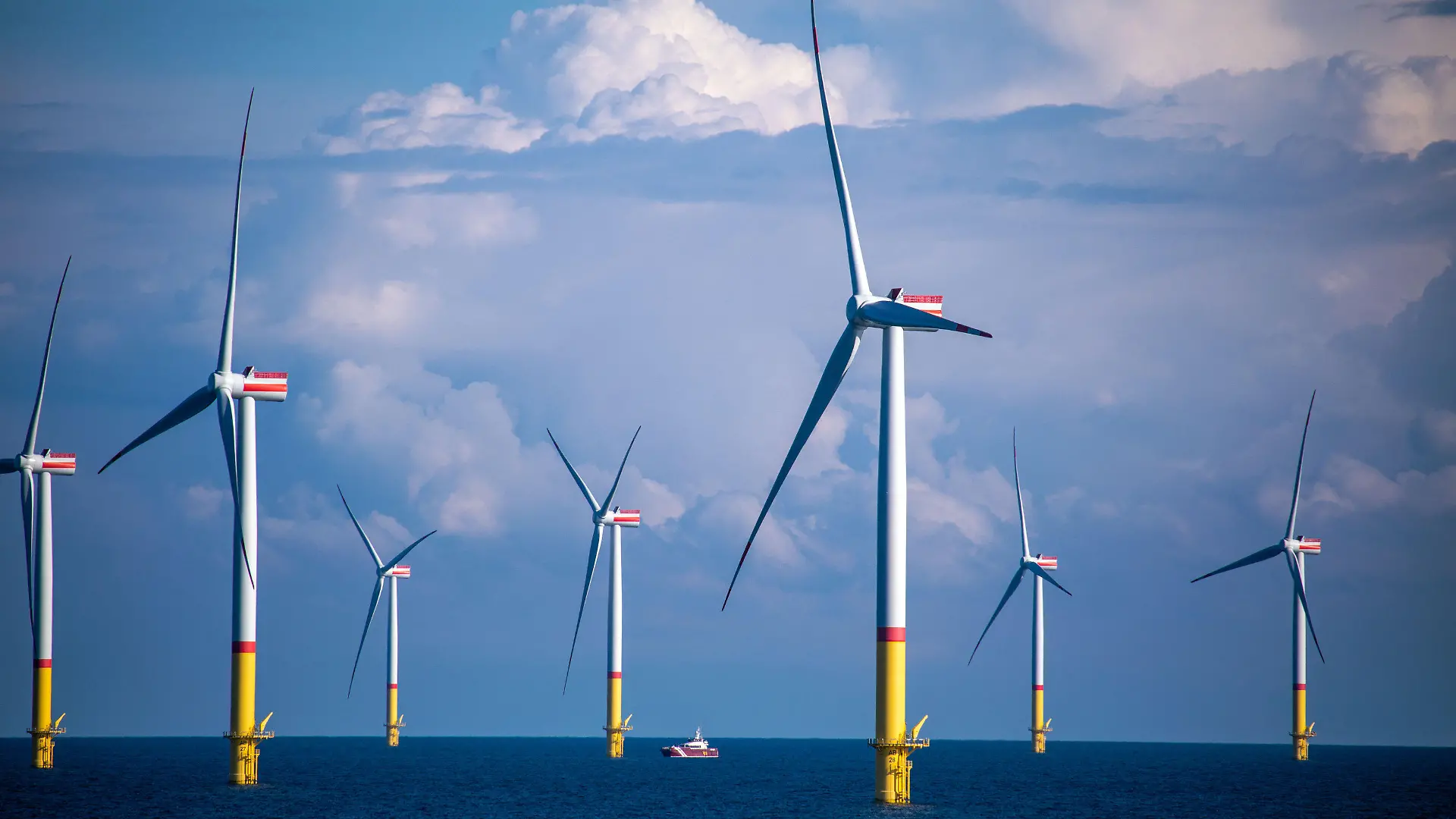 ARCHIV - 29.08.2020, Mecklenburg-Vorpommern, Mukran: Windräder zwischen den Inseln Rügen und Bornholm in der Ostsee. Wirtschaftsminister Reinhard Meyer (SPD) sieht die Industrie in Mecklenburg-Vorpommern in einem strukturellen Wandel. (zu: dpa « Wirtschaftsminister Meyer setzt bei Industrie-Ansiedlung auf Ökostrom») Foto: Jens Büttner/dpa-Zentralbild/dpa +++ dpa-Bildfunk +++