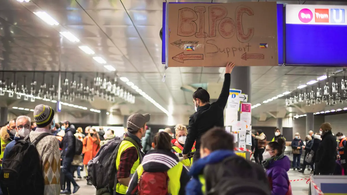 Ankunft von Geflüchteten am Berliner Hauptbahnhof, Hinweisschilder für ankommende Ukraine-Flüchtlinge im Berliner Hauptbahnhof. Die Schilder sind in mehreren Sprachen übersetzt. Berlin Berlin Deutschland *** Arrival of refugees at Berlin main station, signs for arriving Ukraine refugees at Berlin main station The signs are translated into several languages Berlin Berlin Germany
