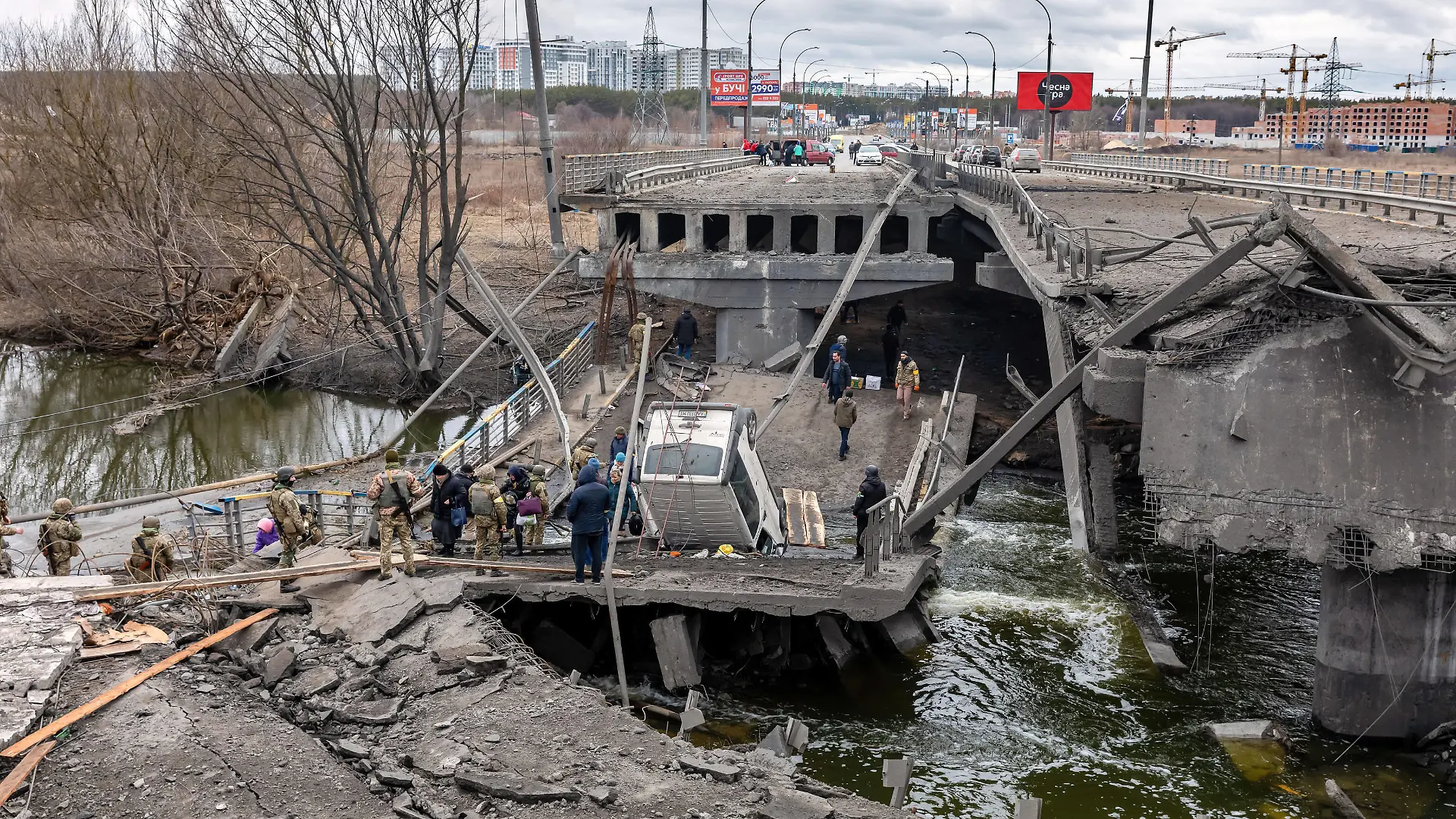 March 5, 2022, Irpin, Ukraine: People cross a destroyed bridge as they evacuate the city of Irpin, northwest of Kyiv, during a heavy shelling and bombing. Irpin Ukraine - ZUMAs197 20220305_zaa_s197_693 Copyright: xMykhayloxPalinchakx