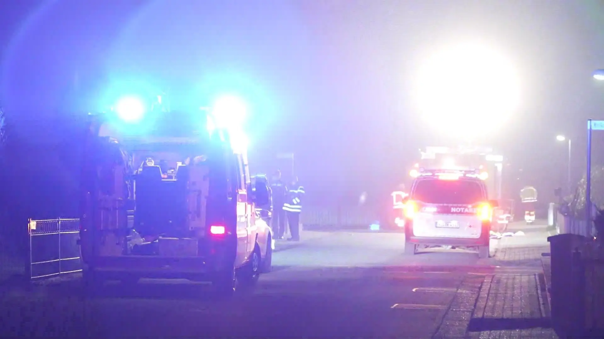 Rettungskräfte bringen Familie in ein Krankenhaus