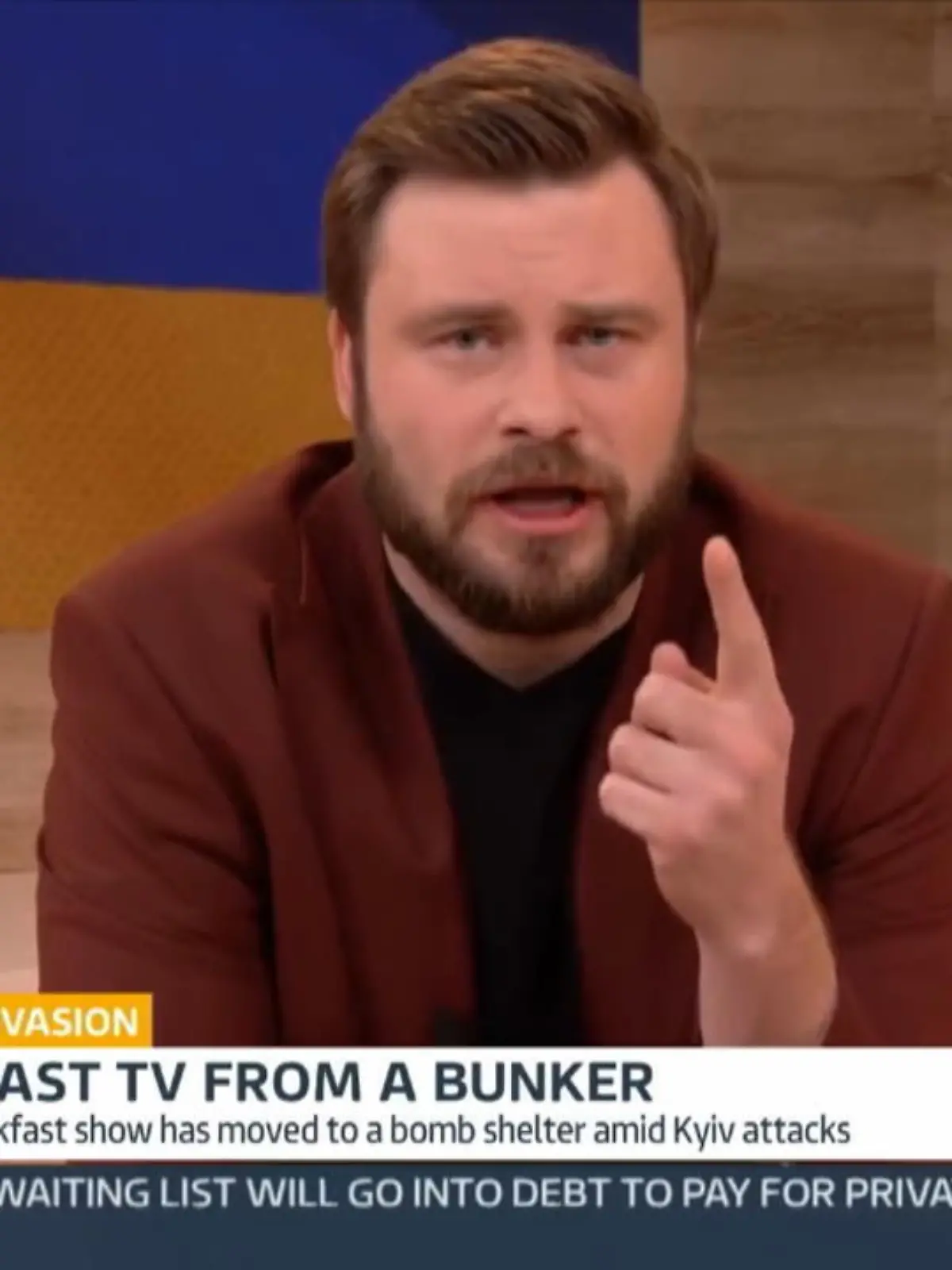 Während um ihn herum geschossen wird und immer wieder Sirenen heulen, meldet sich der ukrainische TV-Moderator Yegor Gordeev bei seinen Zuschauern – live aus einem Bunker. Die Situation in seinem Heimatland bereite auch ihm Angst. Er wisse nicht, ob er sicher sei, erklärt er. Dennoch sehe der Moderator es als seinen Job an, den Menschen etwas Normalität zu geben und berichte deshalb auch in den dunkelsten Stunden weiter.