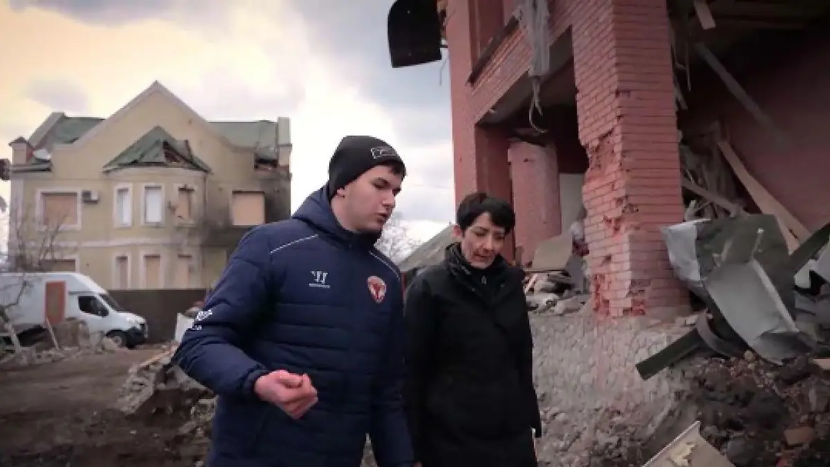 Wladimir Luschenko zeigt RTL-Reporterin Kavita Sharma die Zerstörung seiner Heimatstadt nach dem Bombeneinschlag.