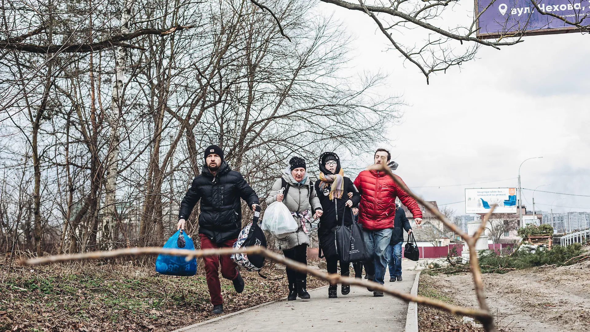 06.03.2022, Ukraine, Irpin: Eine Familie rennt vor dem Beschuss weg in Irpin, Ukraine. Die Waffenruhe, die für Sonntag in der ukrainischen Stadt Irpin geplant war, um einen humanitären Korridor zu schaffen, ist gescheitert. Die russische Armee hat am Morgen einen Evakuierungspunkt für Zivilisten beschossen. Russische Truppen marschierten am 24. Februar in die Ukraine ein. Foto: Diego Herrera/EUROPA PRESS/dpa +++ dpa-Bildfunk +++