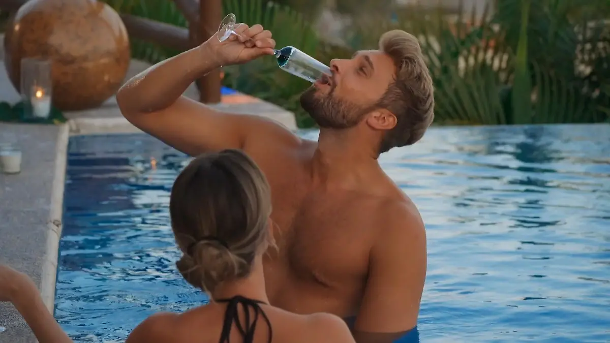 Als es um Annas besten Freund geht, nimmt Dominik lieber noch einen großen Schluck