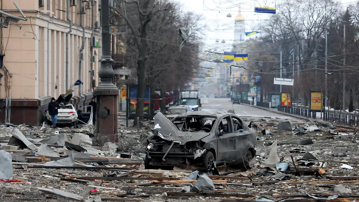 News Themen der Woche KW09 KHARKIV, UKRAINE - MARCH 1, 2022 - A burnt-out car is seen on the street after a missile launched by Russian invaders hit near the Kharkiv Regional State Administration building in Svobody Freedom Square at approximately 8 am local time on Tuesday, March 1, Kharkiv, northeastern Ukraine. Consequences of shelling in central Kharkiv Copyright: xVyacheslavxMadiyevskyyx