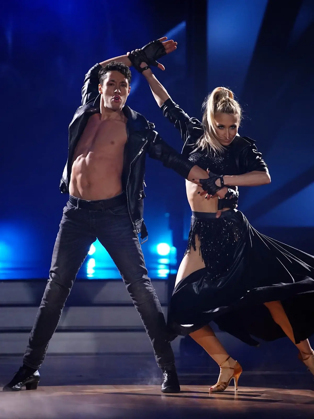 René Casselly und Kathrin Menzinger tanzen Paso Doble.

Die Verwendung des sendungsbezogenen Materials ist nur mit dem Hinweis und Verlinkung auf RTL+ gestattet.