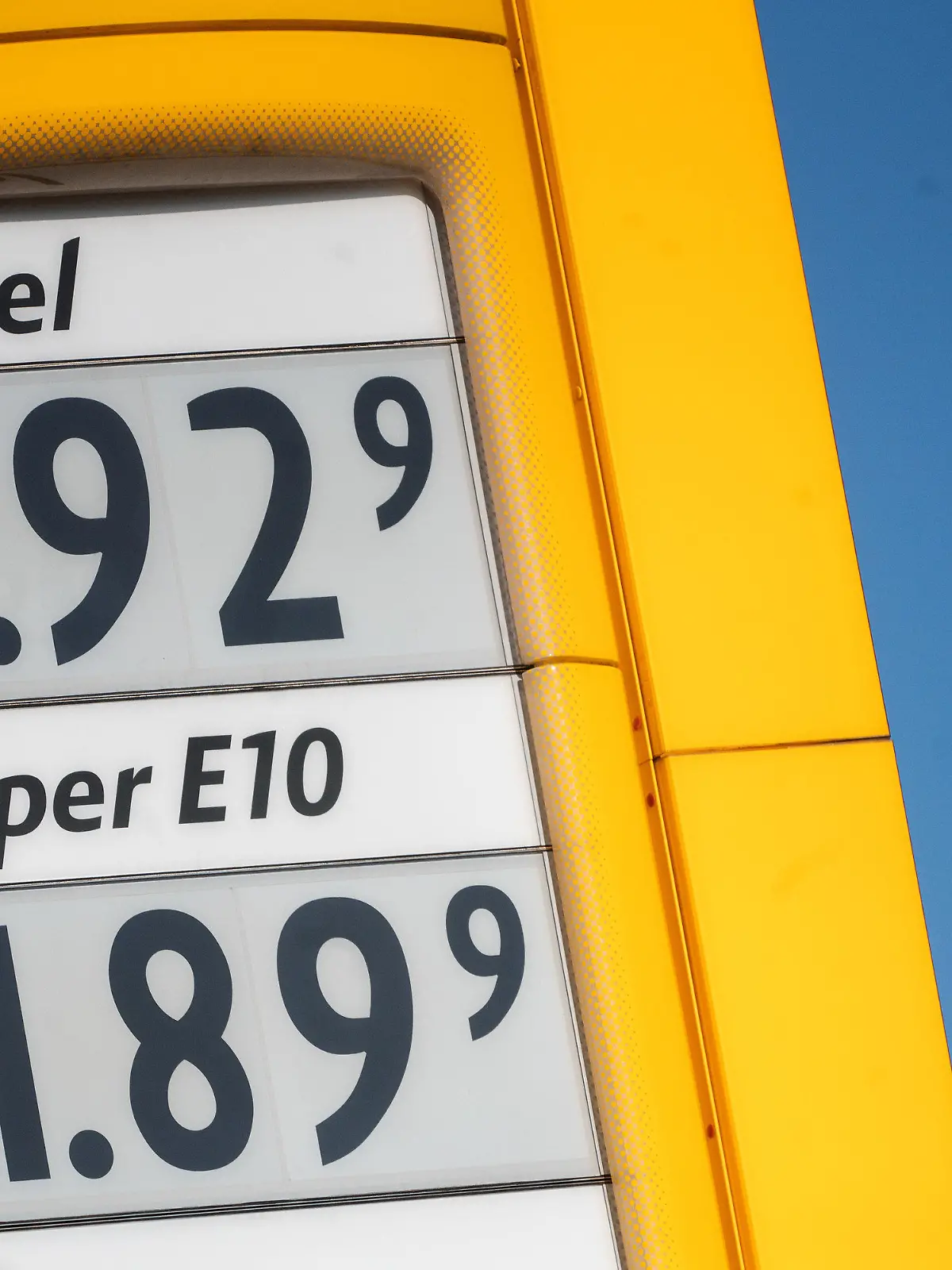 03.03.2022, Hessen, Kelsterbach: Die Preise für Diesel und Super E10 stehen an einer Tankstelle. Dabei ist der Preis für Diesel höher als der für den Treibstoff Super E10. Foto: Sebastian Gollnow/dpa +++ dpa-Bildfunk +++
