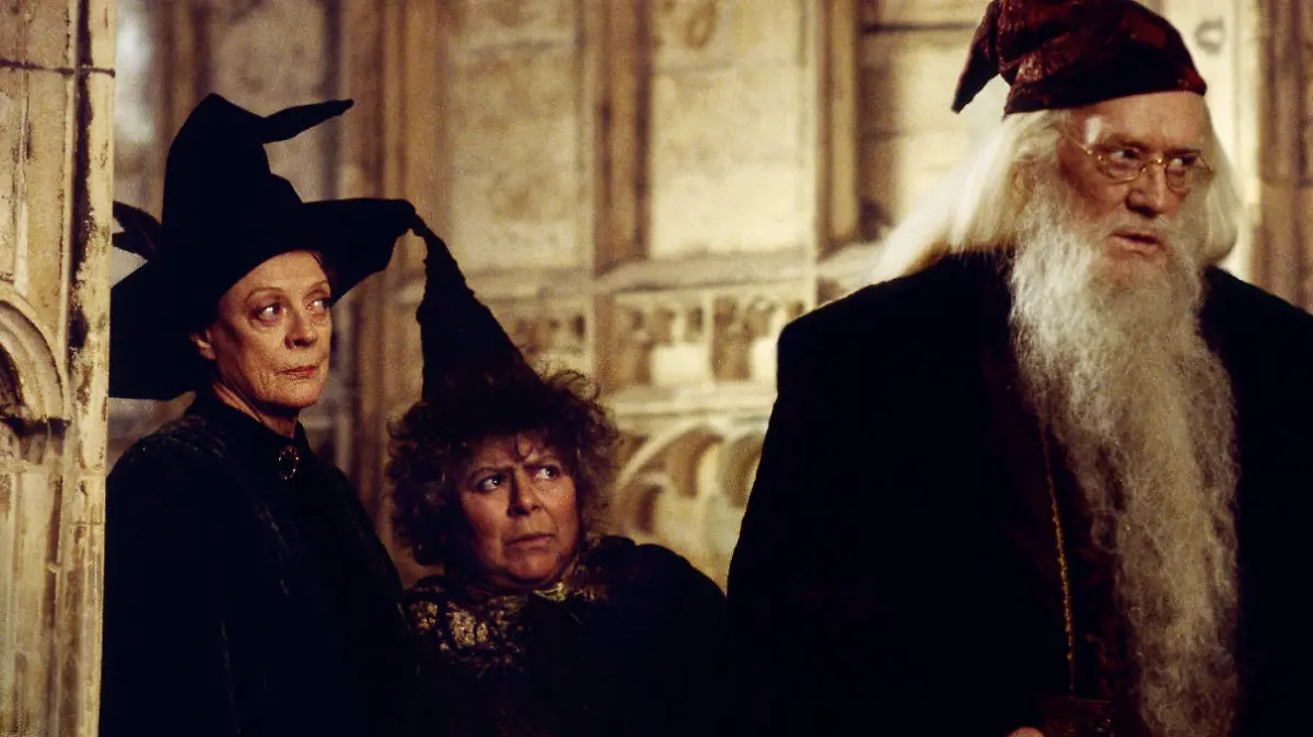 HARRY POTTER UND DIE KAMMER DES SCHRECKENS / Harry Potter and the Chamber of Secrets GB 2002 / Chris Columbus Professor McGonogall (MAGGIE SMITH), Professor Sprout (MIRIAM MARGOLYES), Albus Dumbledore (RICHARD HARRIS) Regie: Chris Columbus aka. Harry Potter and the Chamber of Secrets / HARRY POTTER UND DIE KAMMER DES SCHRECKENS GB 2002 *** Local Caption *** 00656189