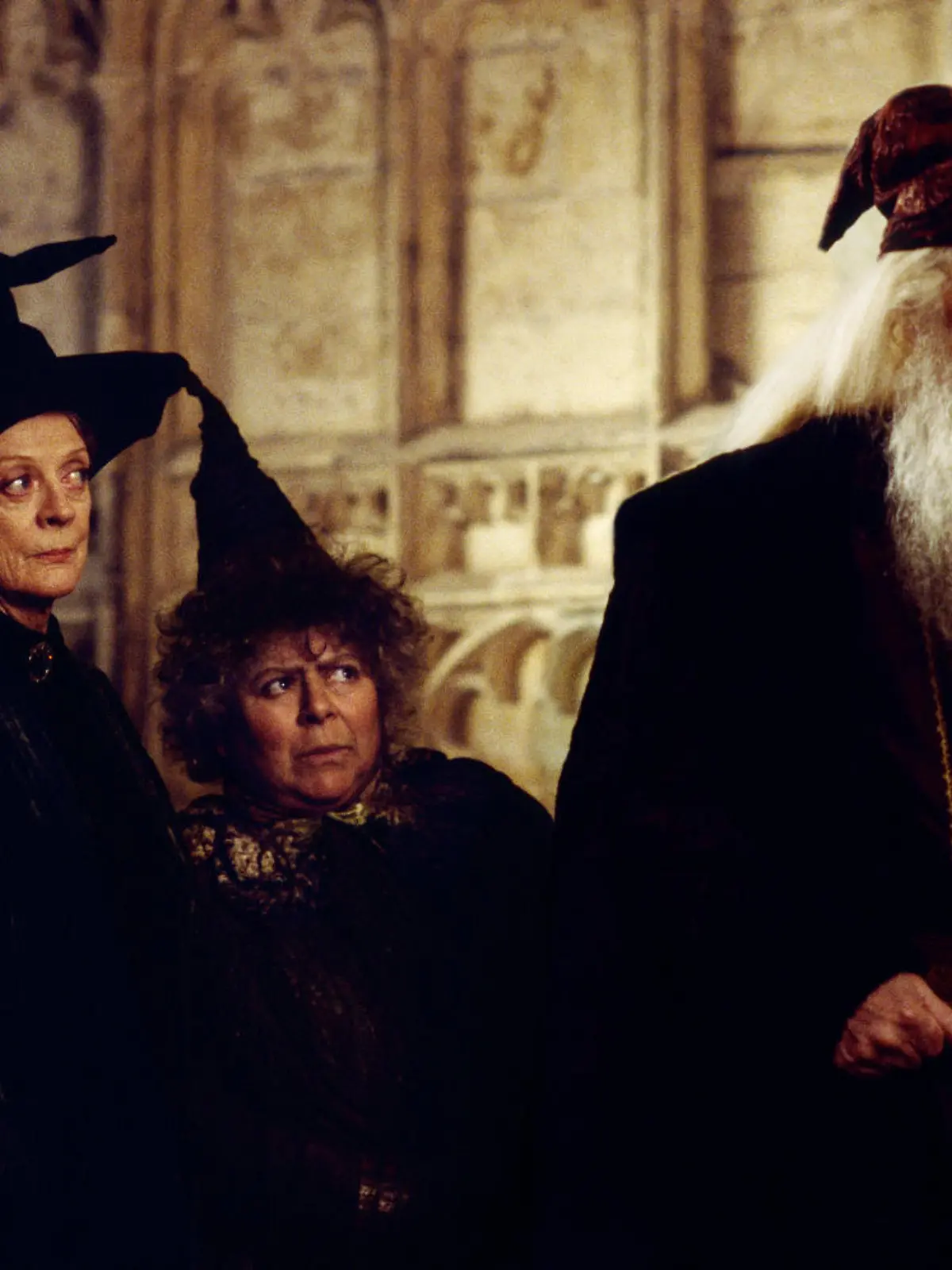 HARRY POTTER UND DIE KAMMER DES SCHRECKENS / Harry Potter and the Chamber of Secrets GB 2002 / Chris Columbus Professor McGonogall (MAGGIE SMITH), Professor Sprout (MIRIAM MARGOLYES), Albus Dumbledore (RICHARD HARRIS) Regie: Chris Columbus aka. Harry Potter and the Chamber of Secrets / HARRY POTTER UND DIE KAMMER DES SCHRECKENS GB 2002 *** Local Caption *** 00656189
