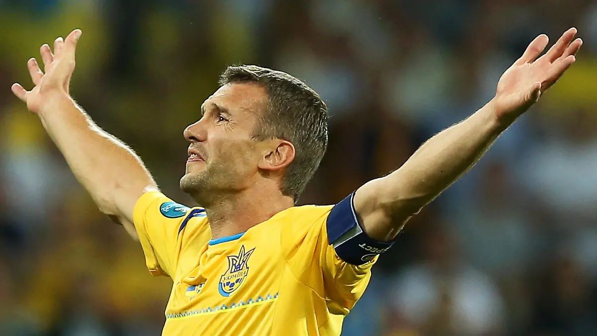 ARCHIV - Der ukrainische Fußball-Nationalspieler Andrej Schewtschenko gestikuliert in der EM-Vorrundenpartie der Gruppe D gegen Schweden am 11.06.2012 in Kiew, Ukraine. Die ukrainische Fußball-Nationalmannschaft muss vor dem entscheidenden EM-Gruppenspiel am Dienstag gegen England weiter um ihre verletzte Führungsfigur Andrej Schewtschenko bangen. «Er hat noch etwas Flüssigkeit im geschwollenen Knie, ich sehe seine Chancen derzeit bei 50 Prozent», sagte Teamarzt Leonid Mironow am Montag in Donezk. EPA/SRDJAN SUKI UEFA Terms and Conditions apply http://www.epa.eu/downloads/UEFA-EURO2012-TCS.pdf dpa (zu dpa 0056 vom 18.06.2012) +++(c) dpa - Bildfunk+++