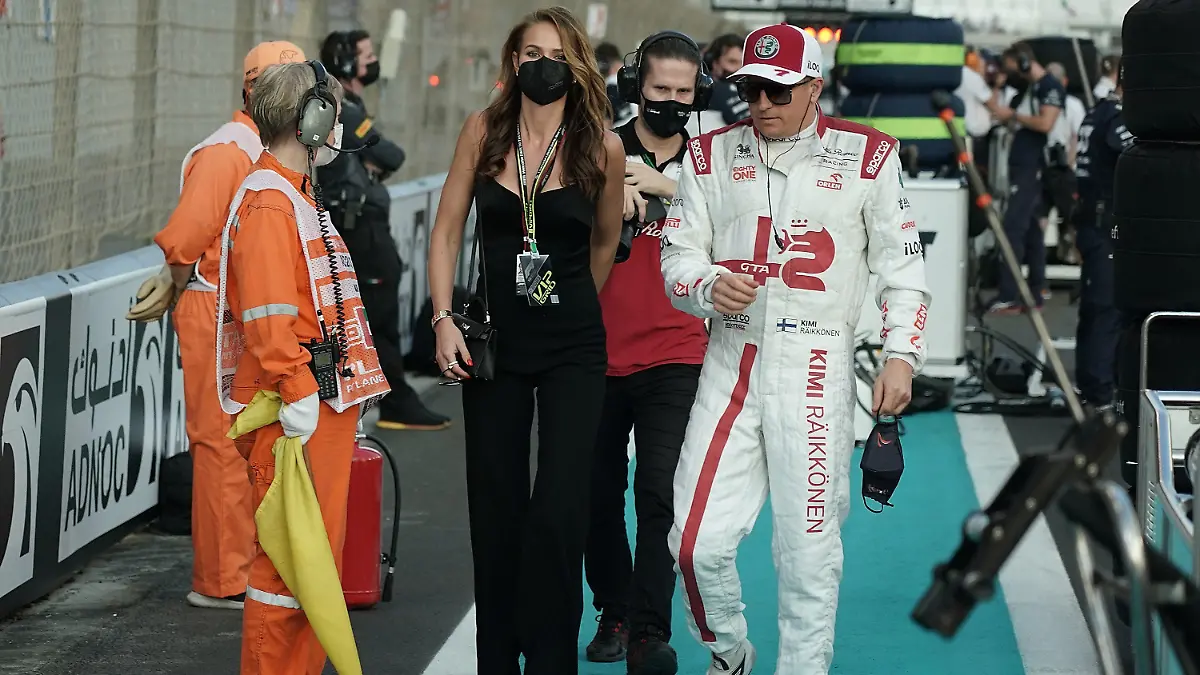 12.12.2021, Yas Marina Circuit, Abu Dhabi, FORMULA 1 ETIHAD AIRWAYS ABU DHABI GRAND PRIX 2021 , im Bild Kimi Raikkonen (FIN), Alfa Romeo Racing ORLEN mit Ehefrau Minttu.