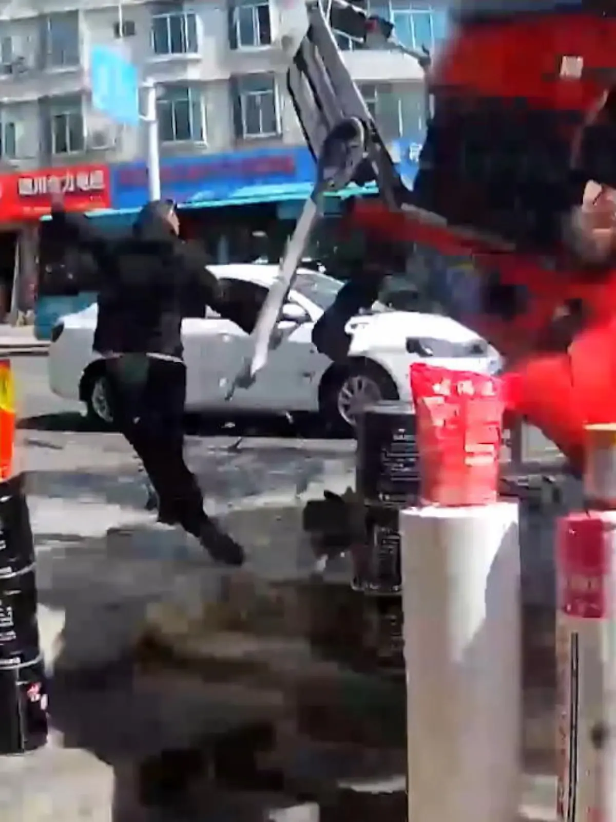 Das war knapp. Bei einem Unfall in China hat ein Mann riesiges Glück. Der Ladenbesitzer will vor seinem Geschäft nur ein Selfie machen - und plötzlich rast ein Lkw heran. Mehrere Kameras filmen die spektakuläre Selbstrettung des überraschten Mannes.