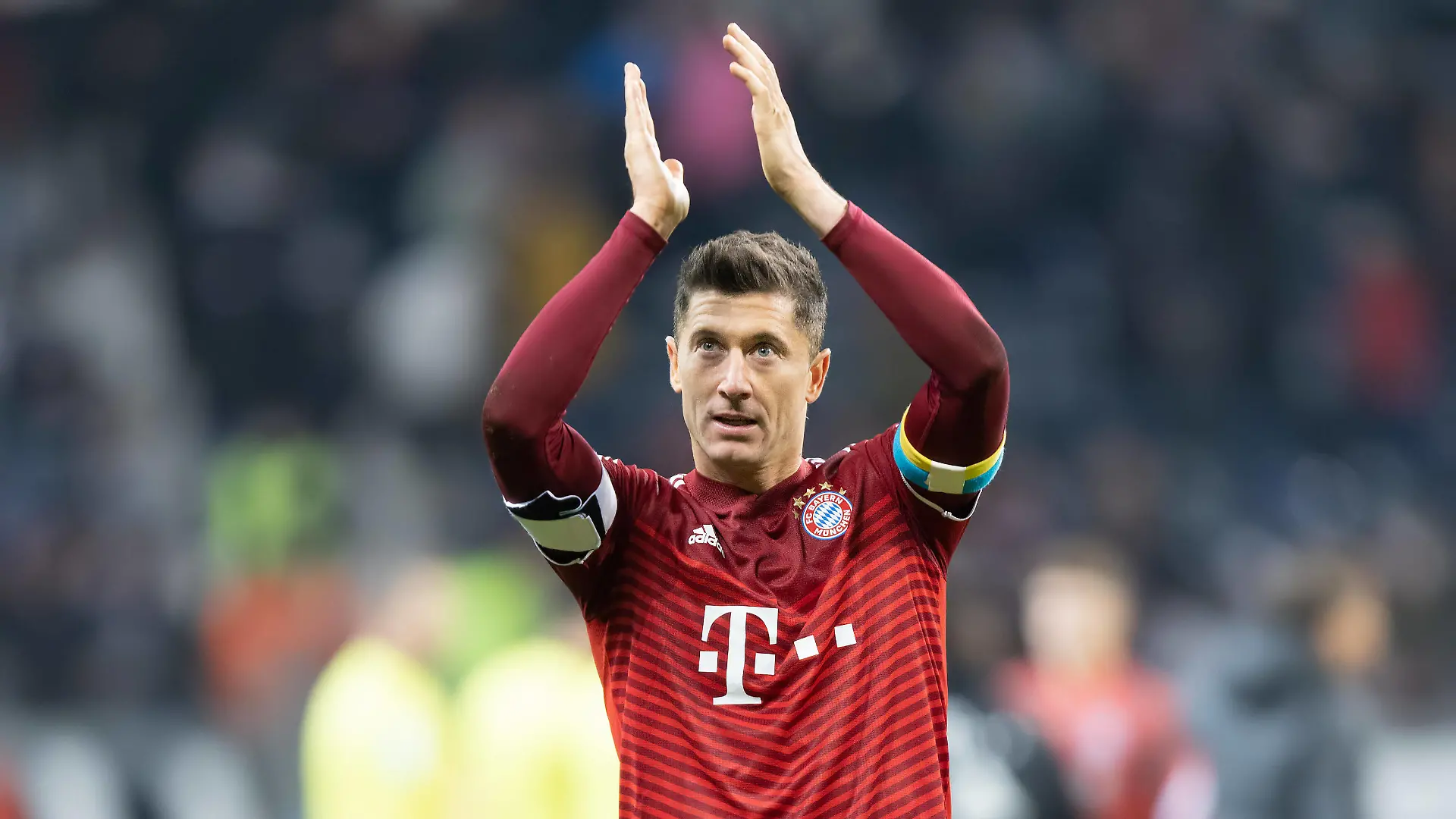 Eintracht Frankfurt - FC Bayern München, 1. FBL Robert Lewandowski Bayern München, 9, am rechten Arm die Kapitänsbinde, am linken eine Binde mit den Farben der Ukraine. Bundesligaspiel zwischen Eintracht Frankfurt und dem FC Bayern München am 26. Februar 2022 im Deutsche Bank Park in Frankfurt am Main. Nach Vorgaben der DFL, Deutsche Fußball Liga, ist es untersagt, in dem Stadion und/oder vom Spiel angefertigte Fotoaufnahmen in Form von Sequenzbildern und/oder videoähnlichen Fotostrecken zu verwerten bzw. verwerten zu lassen., Frankfurt am Main Hessen Deutschland Deutsche Bank Park *** Eintracht Frankfurt FC Bayern Munich, 1 FBL Robert Lewandowski Bayern Munich, 9 , on the right arm the captains armband, on the left an armband with the colors of Ukraine Bundesliga match between Eintracht Frankfurt and FC Bayern Munich on 26 February 2022 at Deutsche Bank Park in Frankfurt am Main According to the requirements of the DFL, German Football League, it is prohibited in the stadium and or from the game made photographs in the form of sequence images and or video-like photo sequences to exploit or to let exploit , Frankfurt am Main Hesse Germany Deutsche Bank Park