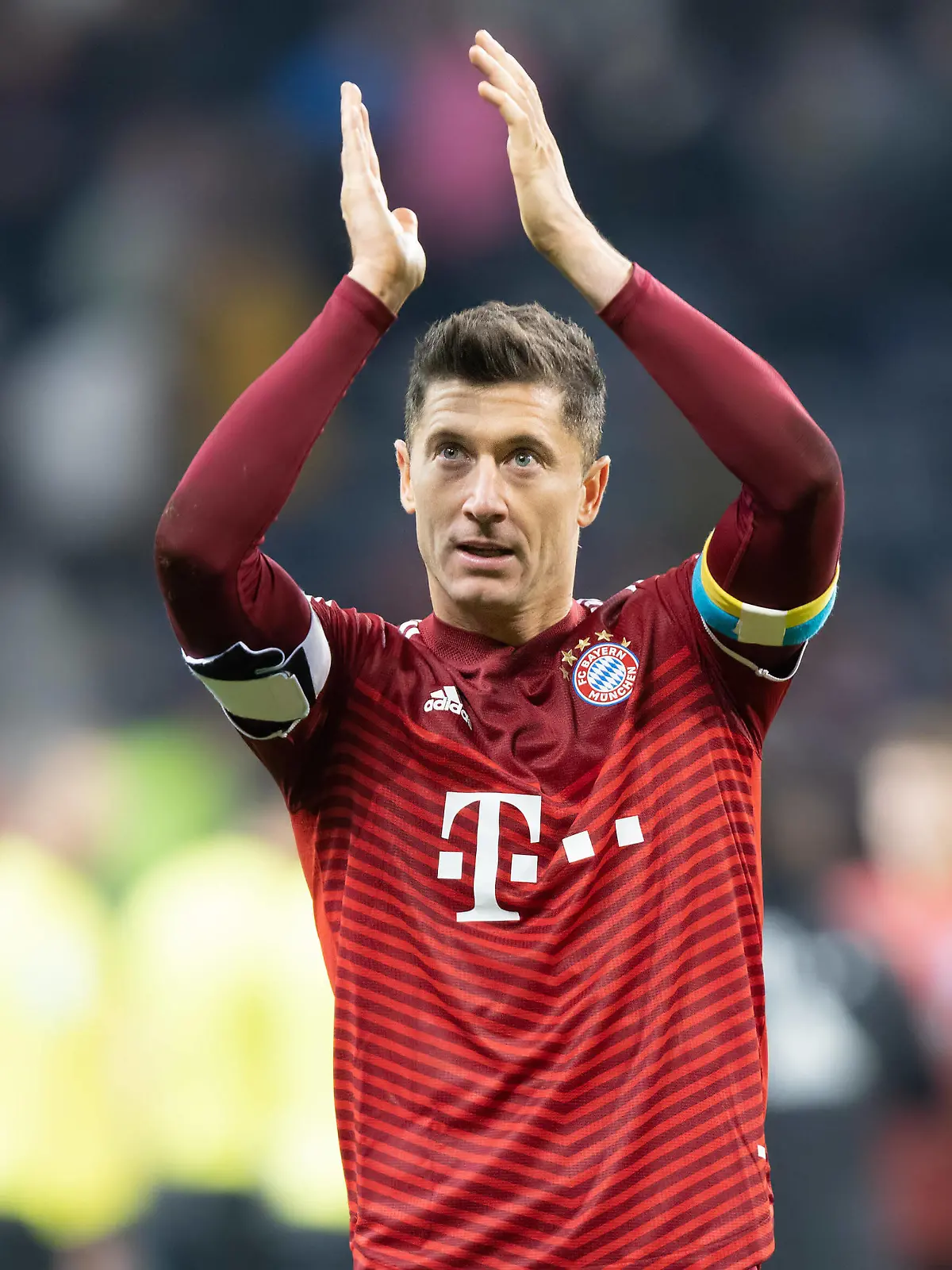  Eintracht Frankfurt - FC Bayern München, 1. FBL Robert Lewandowski Bayern München, 9, am rechten Arm die Kapitänsbinde, am linken eine Binde mit den Farben der Ukraine. Bundesligaspiel zwischen Eintracht Frankfurt und dem FC Bayern München am 26. Februar 2022 im Deutsche Bank Park in Frankfurt am Main. Nach Vorgaben der DFL, Deutsche Fußball Liga, ist es untersagt, in dem Stadion und/oder vom Spiel angefertigte Fotoaufnahmen in Form von Sequenzbildern und/oder videoähnlichen Fotostrecken zu verwerten bzw. verwerten zu lassen., Frankfurt am Main Hessen Deutschland Deutsche Bank Park *** Eintracht Frankfurt FC Bayern Munich, 1 FBL Robert Lewandowski Bayern Munich, 9 , on the right arm the captains armband, on the left an armband with the colors of Ukraine Bundesliga match between Eintracht Frankfurt and FC Bayern Munich on 26 February 2022 at Deutsche Bank Park in Frankfurt am Main According to the requirements of the DFL, German Football League, it is prohibited in the stadium and or from the game made photographs in the form of sequence images and or video-like photo sequences to exploit or to let exploit , Frankfurt am Main Hesse Germany Deutsche Bank Park