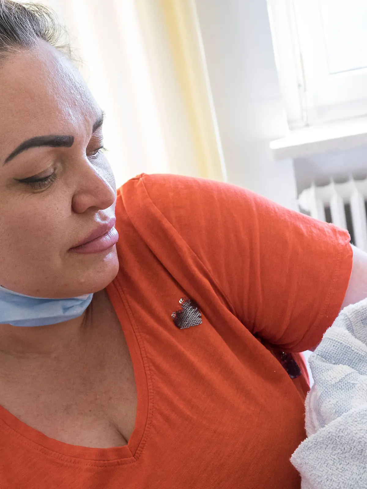 Mutter Anna Marchenko aus der Ukraine mit ihrem neugeborenen Baby Daniel im Krankenhaus Bad Oeynhausen